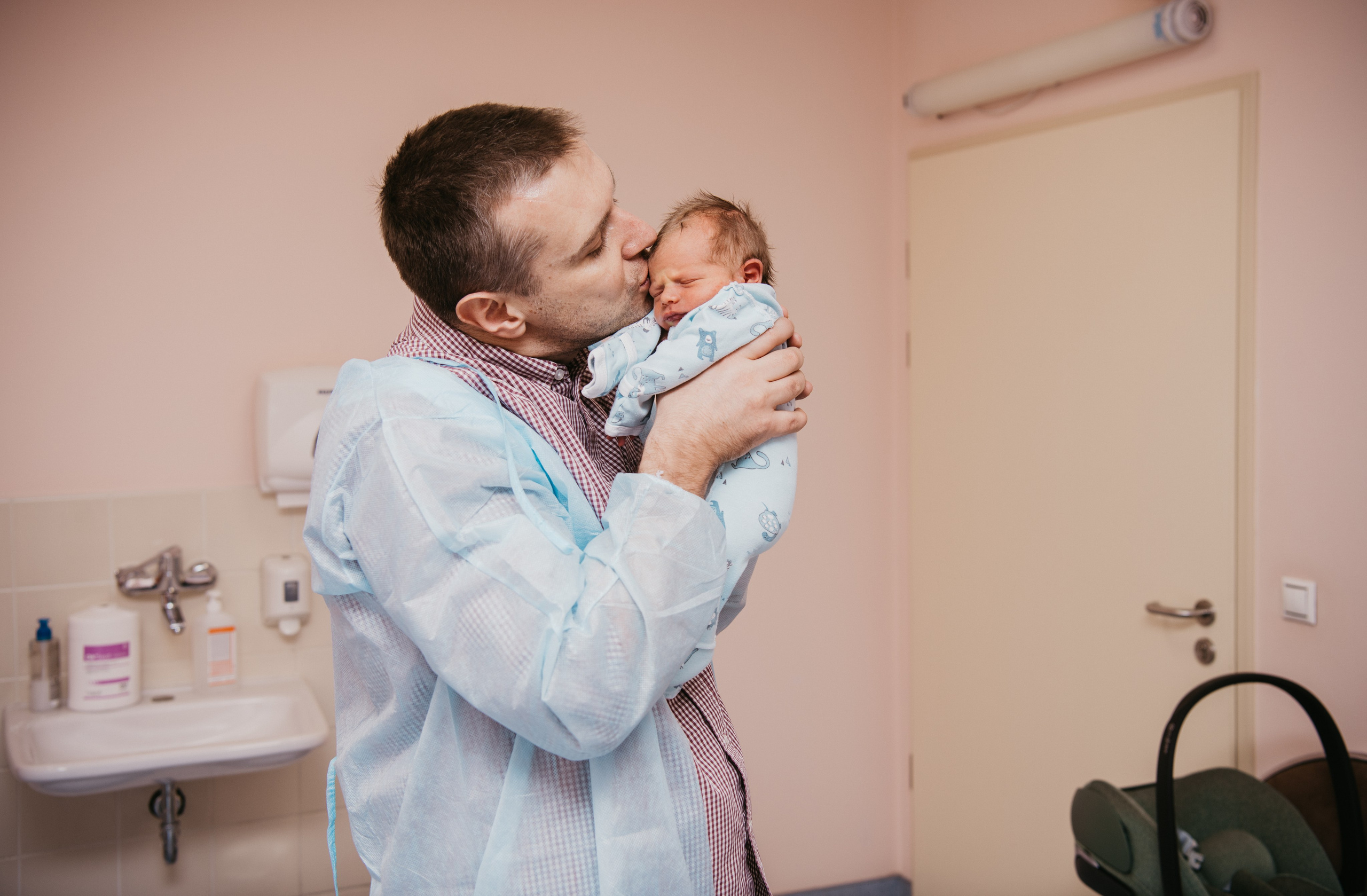Выписка малыша. Мать и дитя на Севастопольском. Фотограф на выписку из роддома в Москве и МО