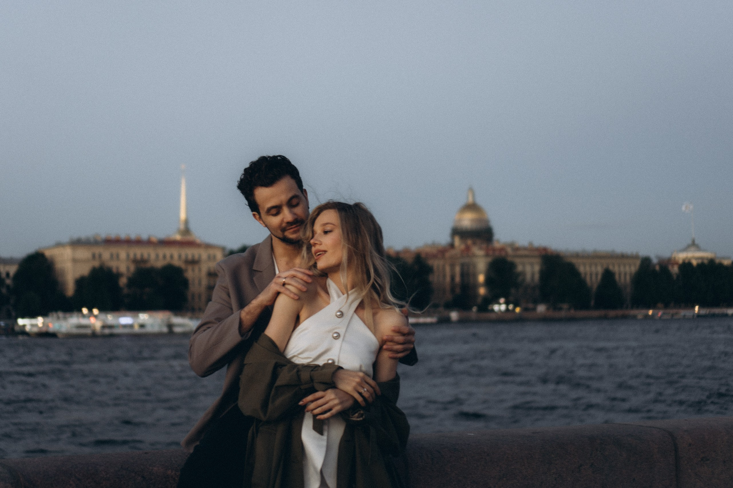 СВАДЕБНАЯ СЬЕМКА ПАРЫ НА РАССВЕТЕ В БЕЛЫЕ НОЧИ И ПРОГУЛКА С РАЗВОДНЫМИ МОСТАМИ И ПИКНИК ВОЗЛЕ ИСАКИЕВСКОГО СОБОРА. Профессиональный фотограф, Санкт-Петербург — Виктория Богомолова