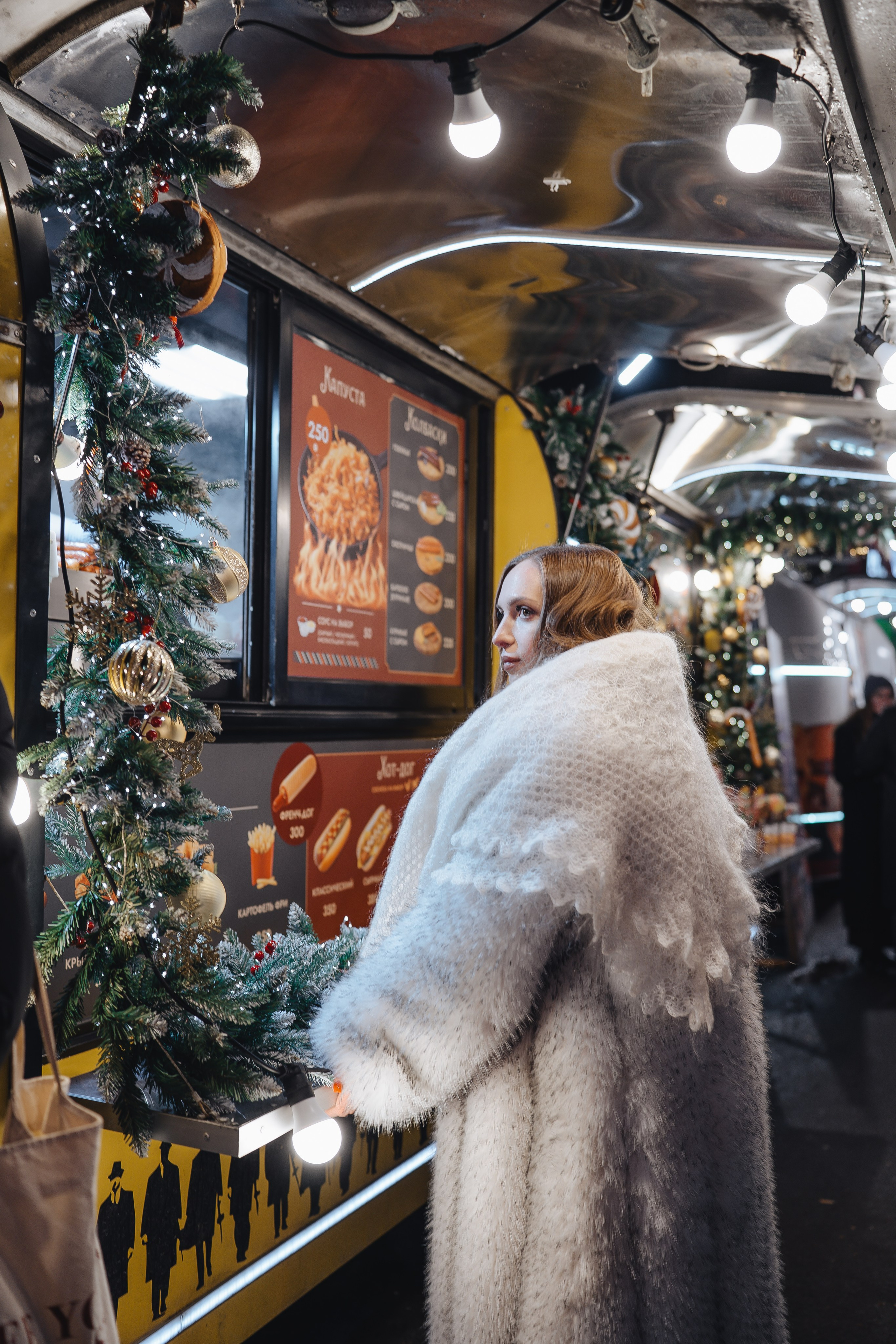 ПРОГУЛКА НА МАНЕЖНОЙ ПЛОЩАДИ ДЛЯ ДЕВУШКИ ПЕРЕД НОВЫМ ГОДОМ (НОВОГОДНЯЯ ФОТОСЕССИИЯ НА МАНЕЖНОЙ ПЛОЩАДИ). Профессиональный фотограф, Санкт-Петербург — Виктория Богомолова