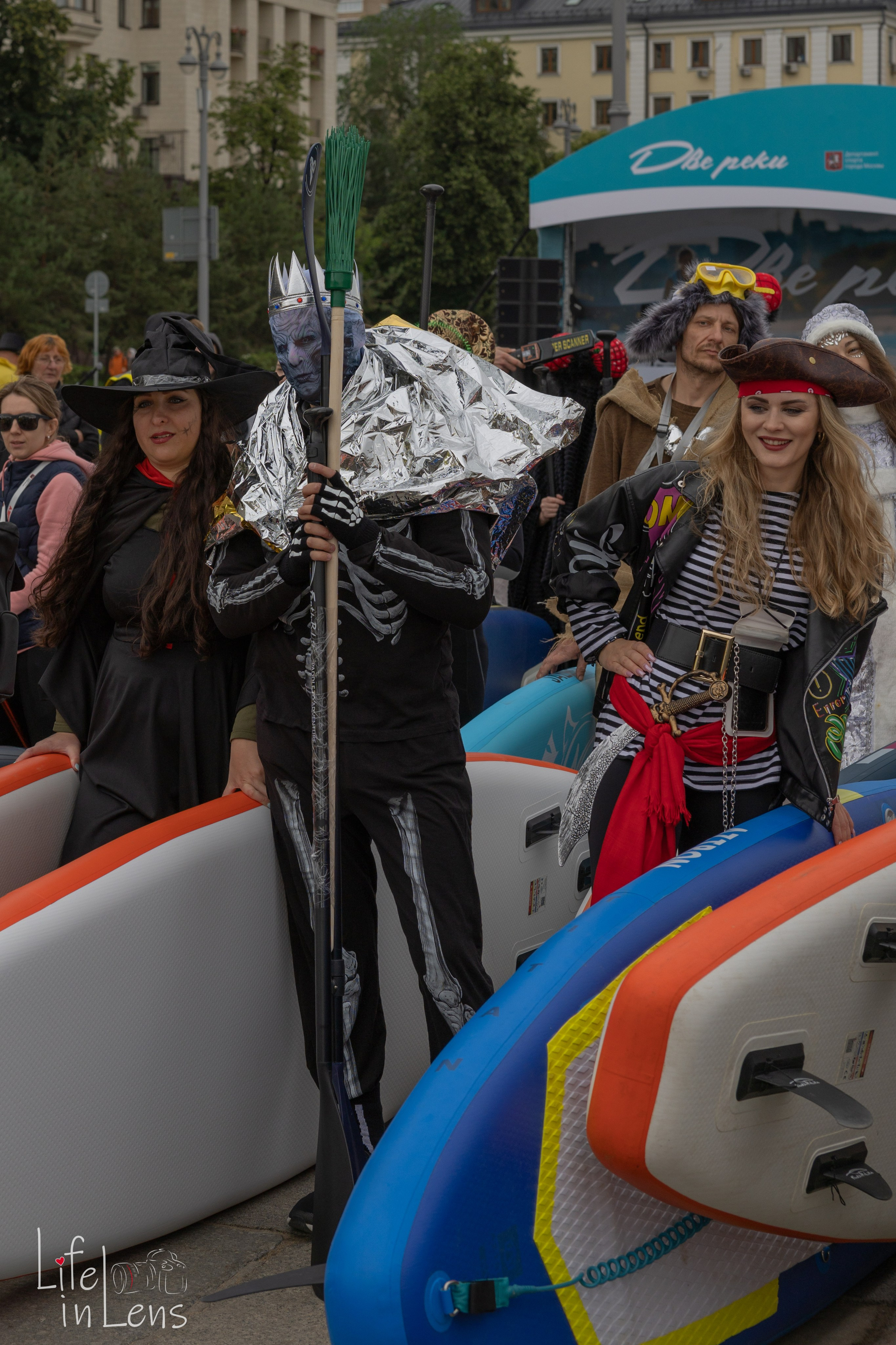 SUP-карнавал. Фотограф, получающий удовольствие от своей работы