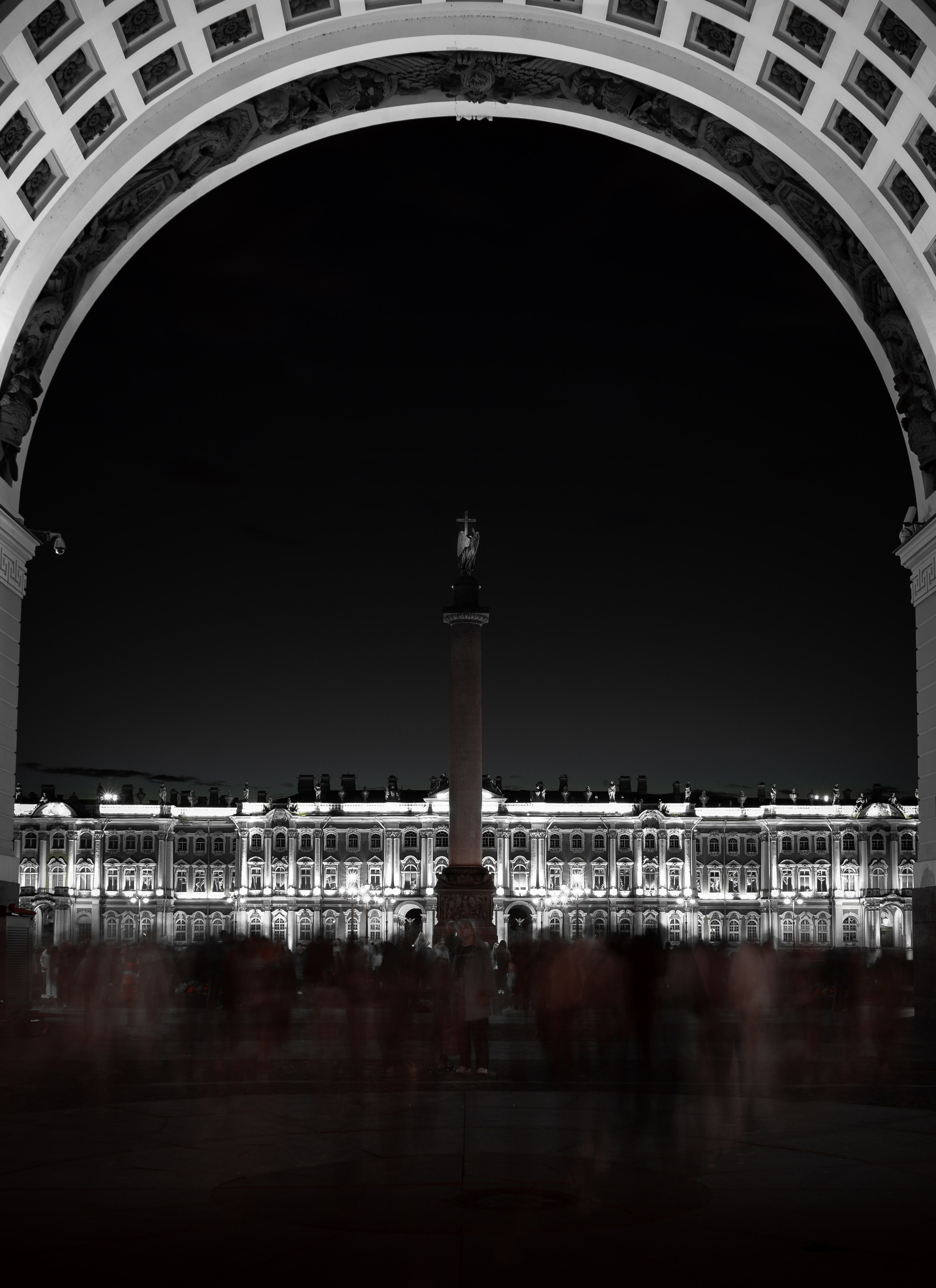 Дворцовая площадь. Александровская колонна в арке Главного штаба ночью, чёрно-белое фото Дворцовой площади Санкт-Петербурга, городской пейзаж, фотограф Евгений Мальцев Ev Rednix.