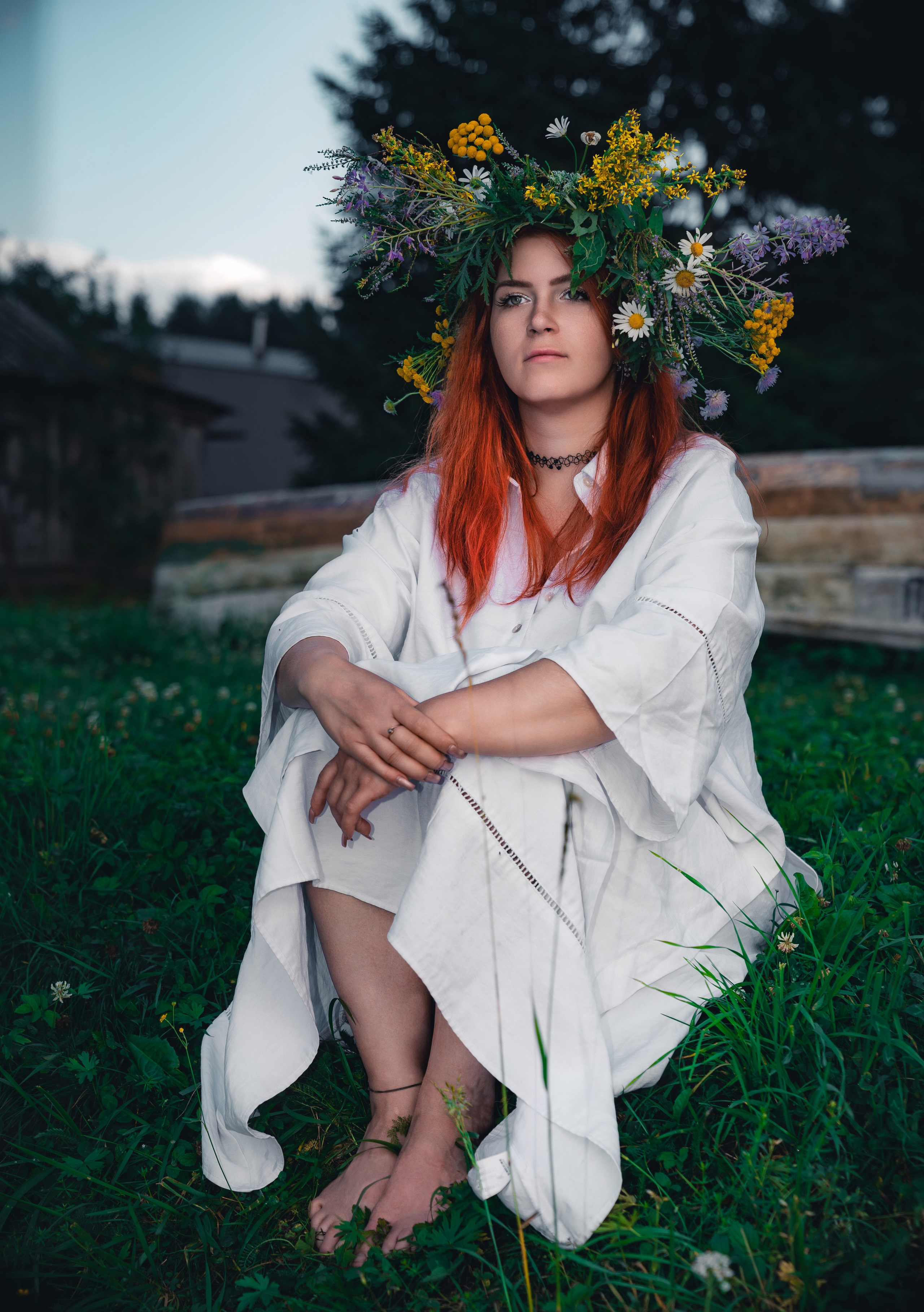 Фотосессия на природе в Ленинградской области: рыжие волосы, венок из ромашек, золотарника и васильков, белая одежда, босиком в траве.