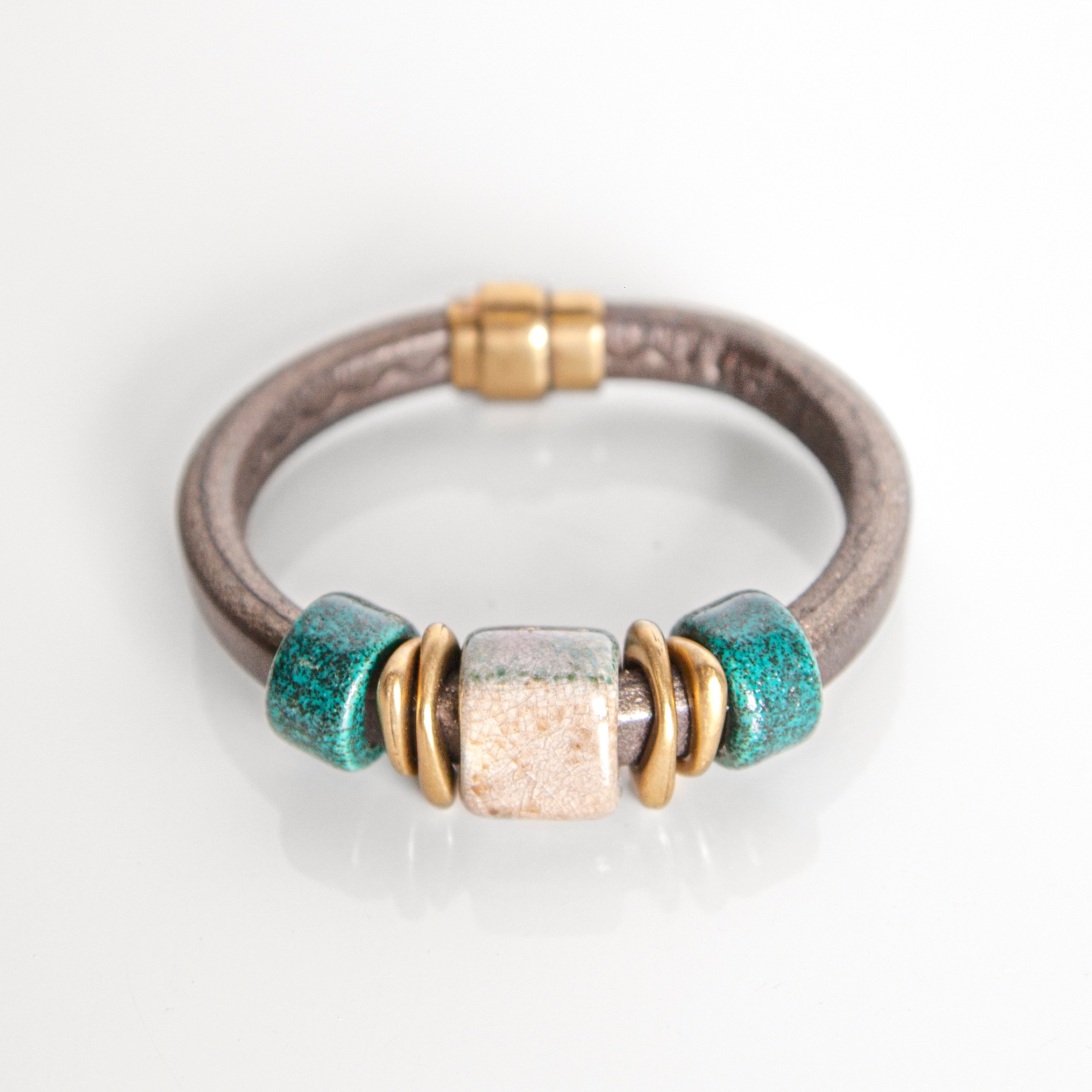 Серо-изумрудный браслет для девушки на белом фоне.