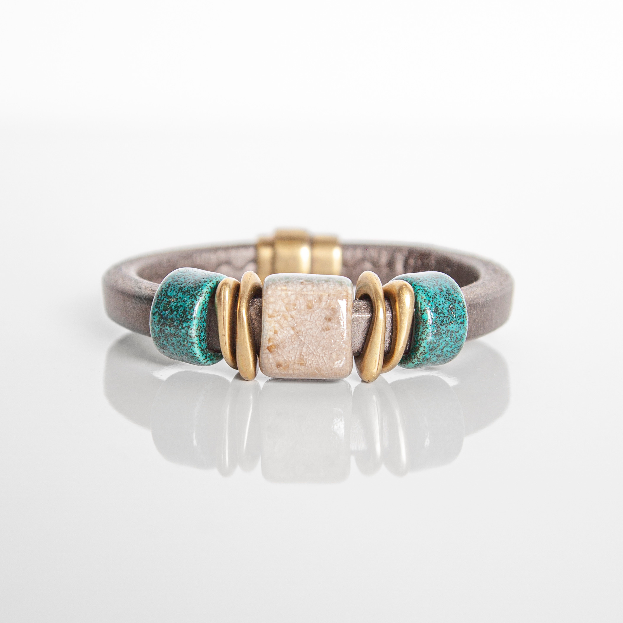 Фотография серого браслета с зелеными камнями для сайта заказчика