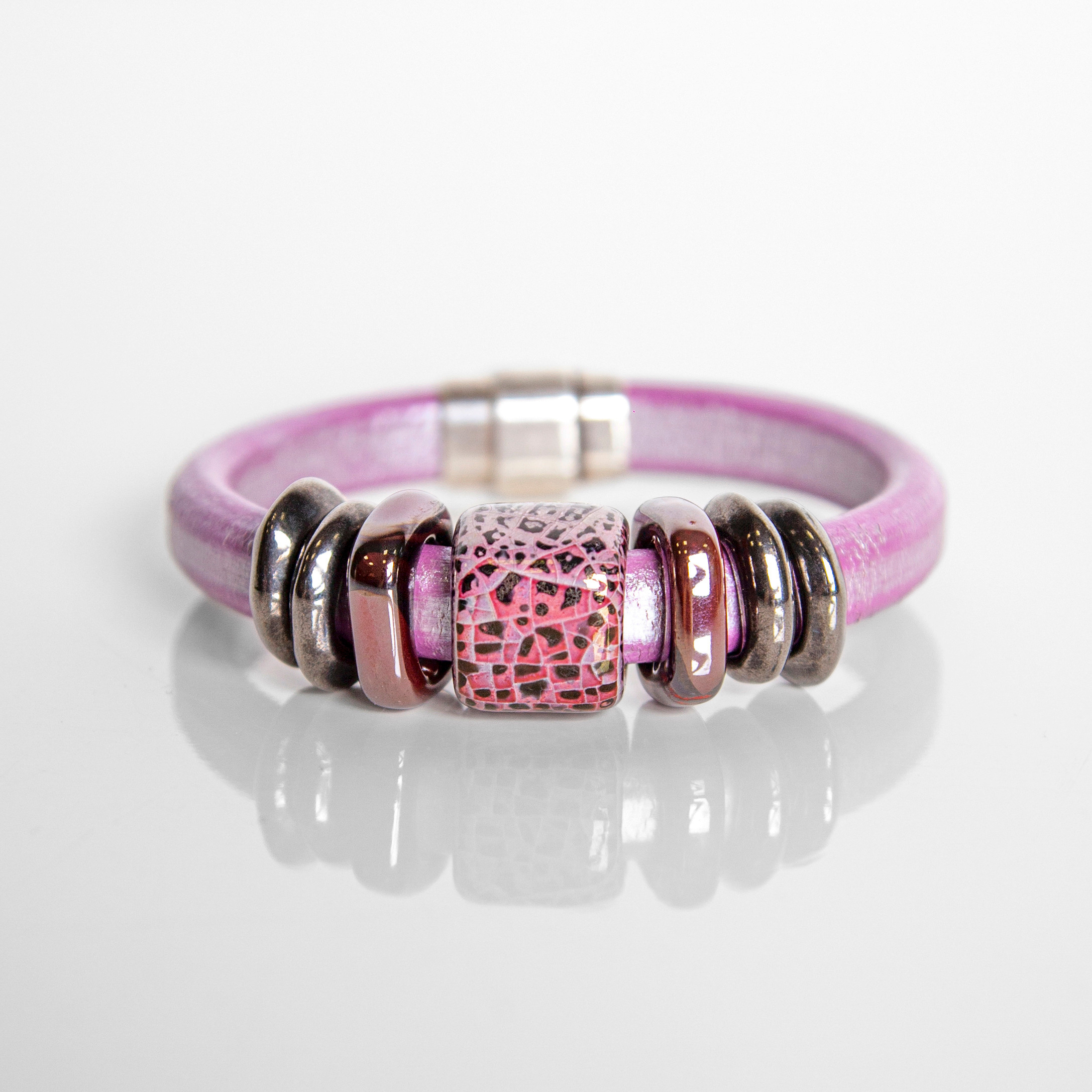 Съемка украшений на белом фоне для соц сетей.