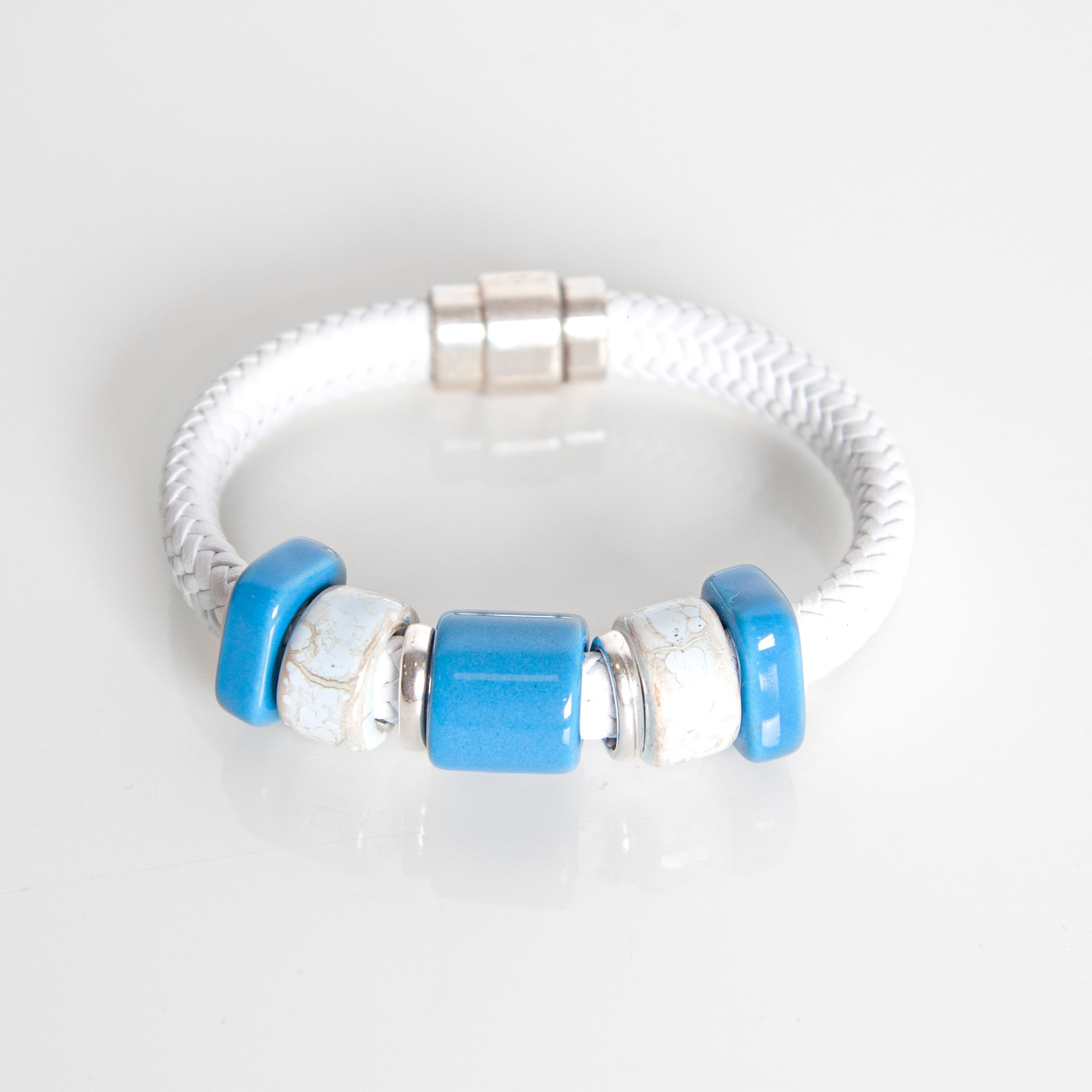 Белый кожаный браслет с голубыми натуральными камнями, с удобной застежкой.
