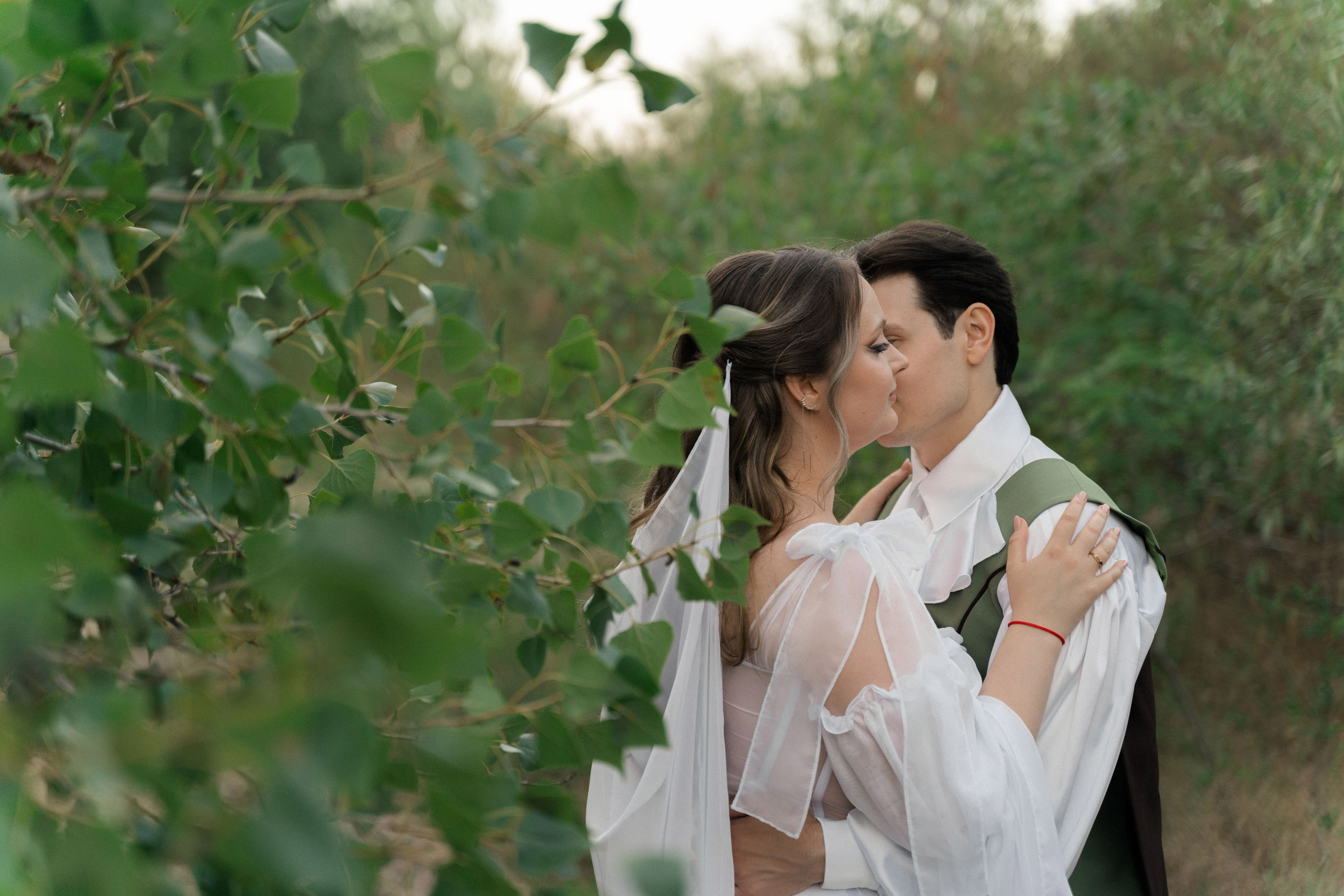 свадебная фотосессия жениха и невесты  на берегу реки Дон 