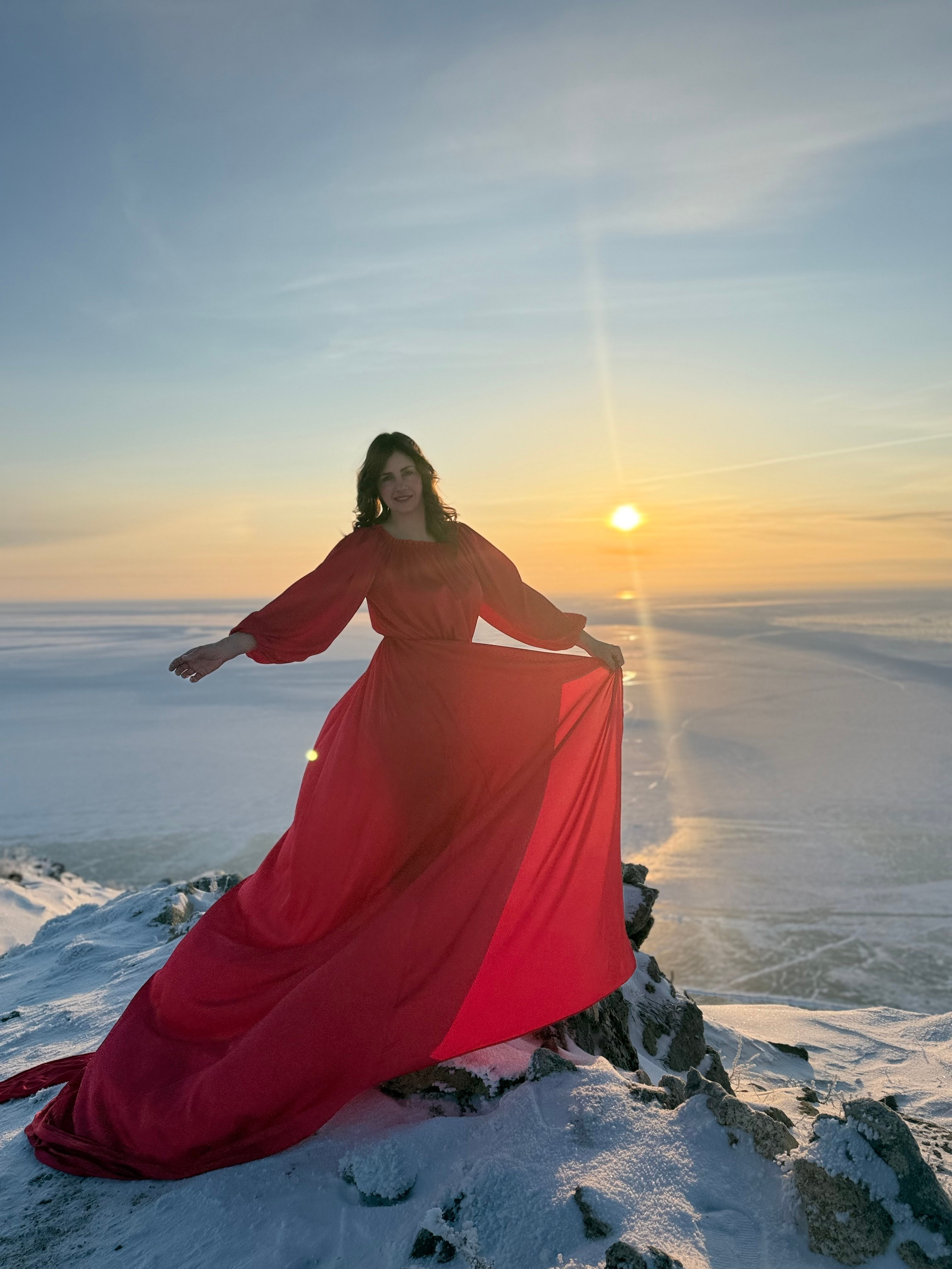Летящее красное платье напрокат на фотосессию на Байкал