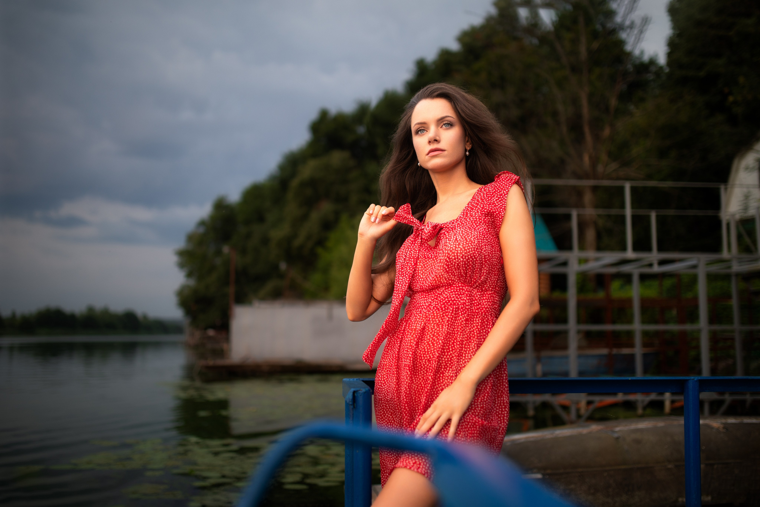 Съемка с Екатериной на рассвете на берегу реки