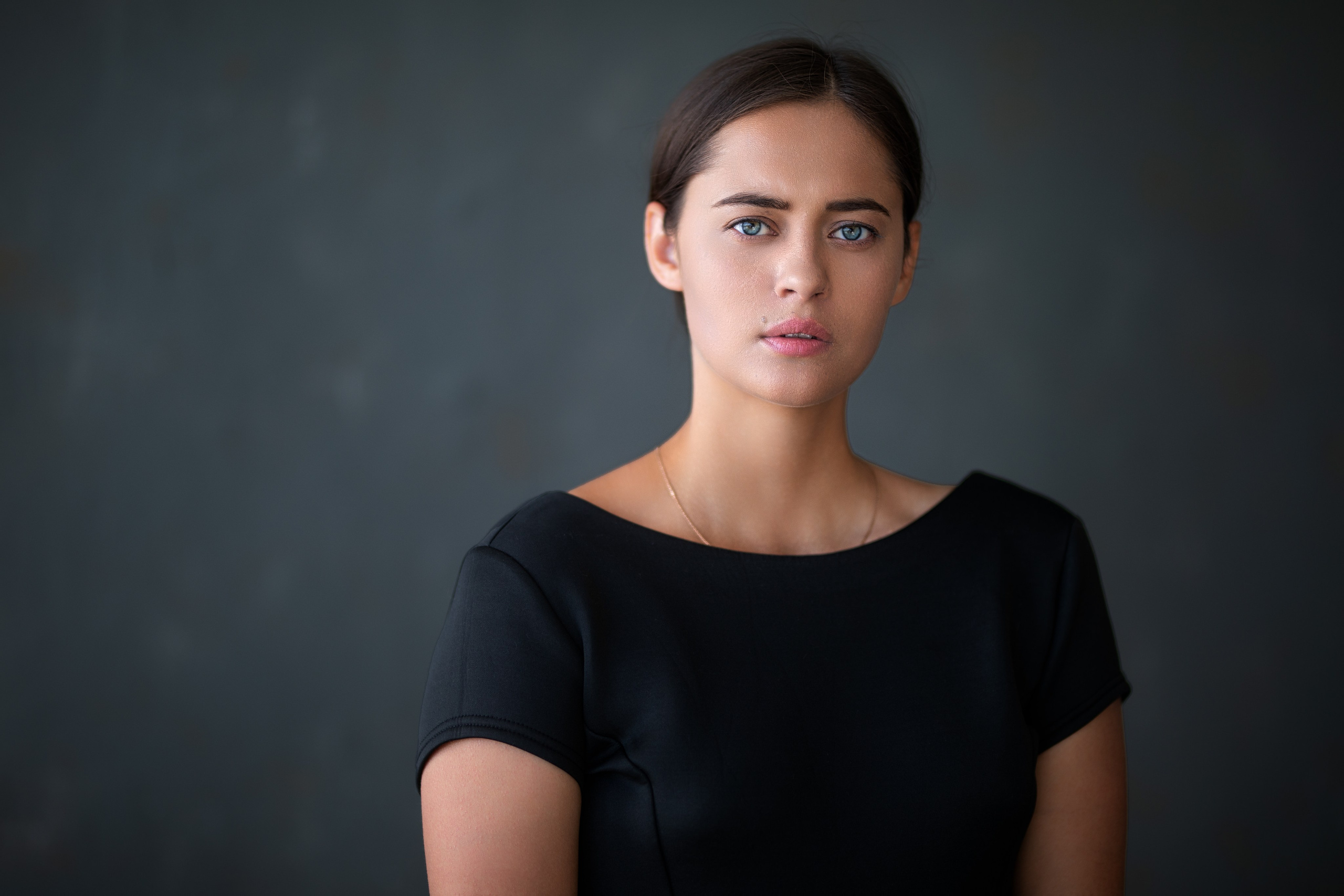 Съемка с Ольгой в студии с минимальным интерьером в формате для «себя»