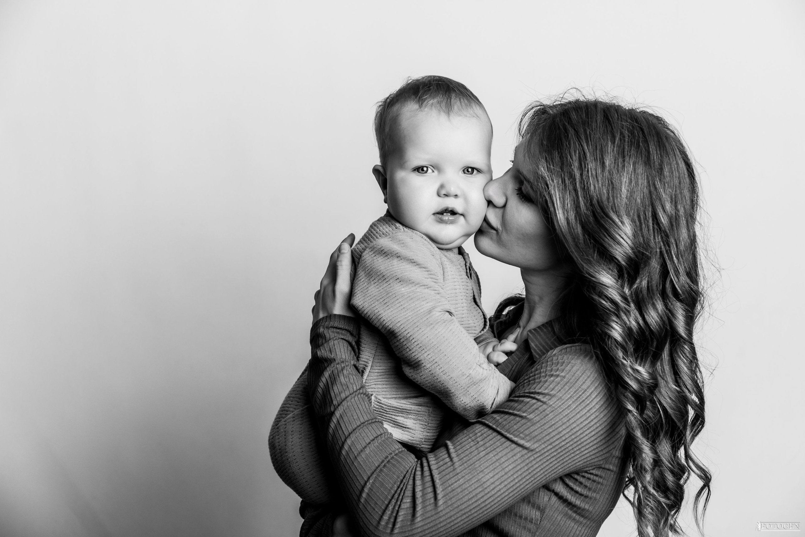 Семейная фотосессия: мама, папа и малыш | Портфолио Fotogen. Интерьерная фотостудия FOTOGEN г. Краснодар