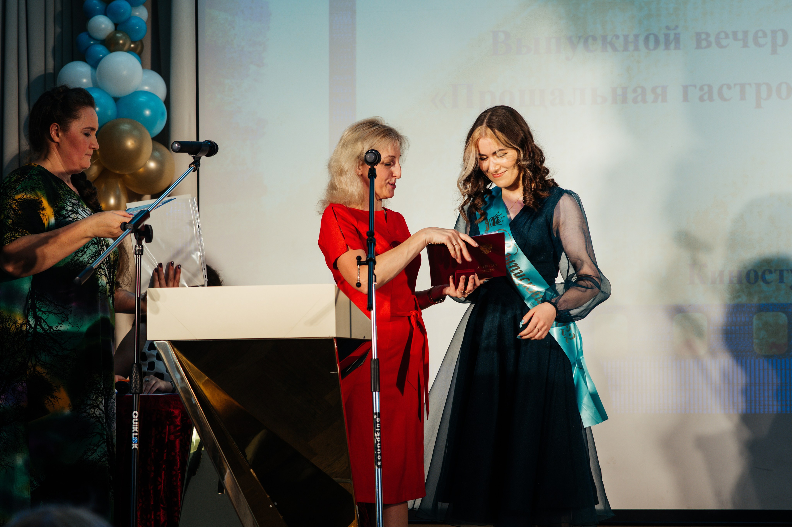 Вручение аттестатов. Выпускные альбомы в Подольске Москве и МО