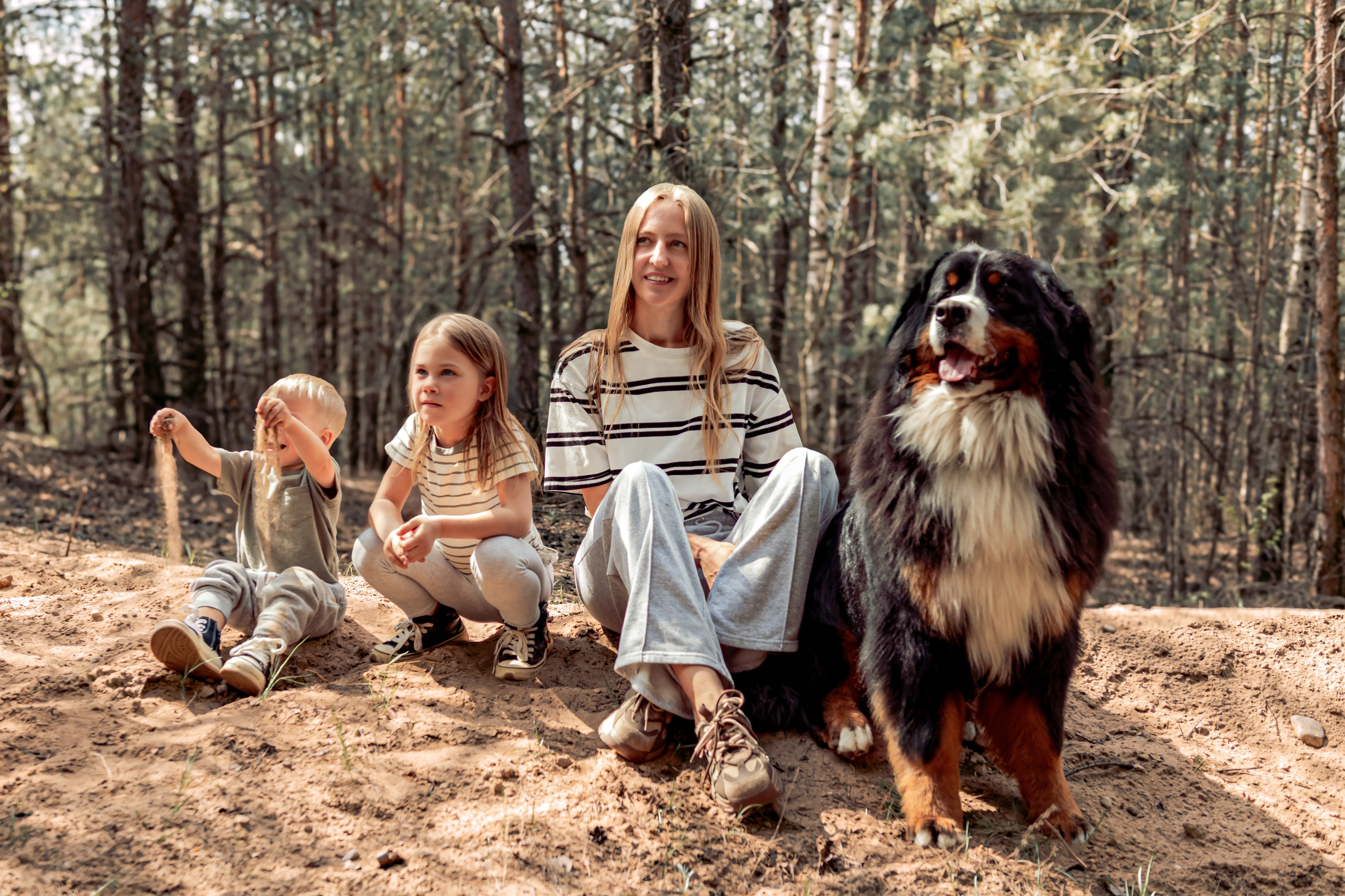 Семейная фотосессия за городом, в лесу , прогулка