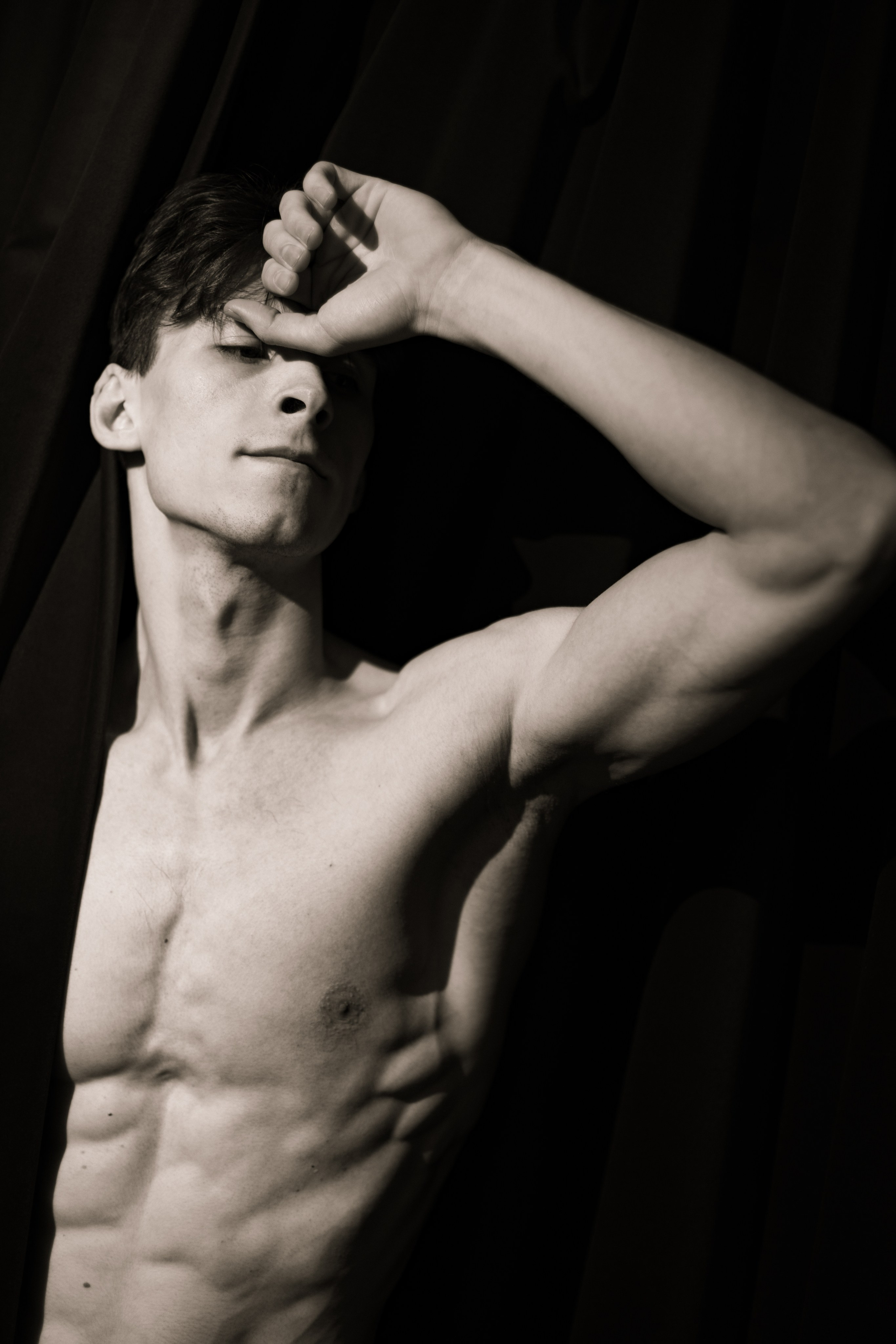 черно-белое фото мужчины с рельефным телом в низком ключе