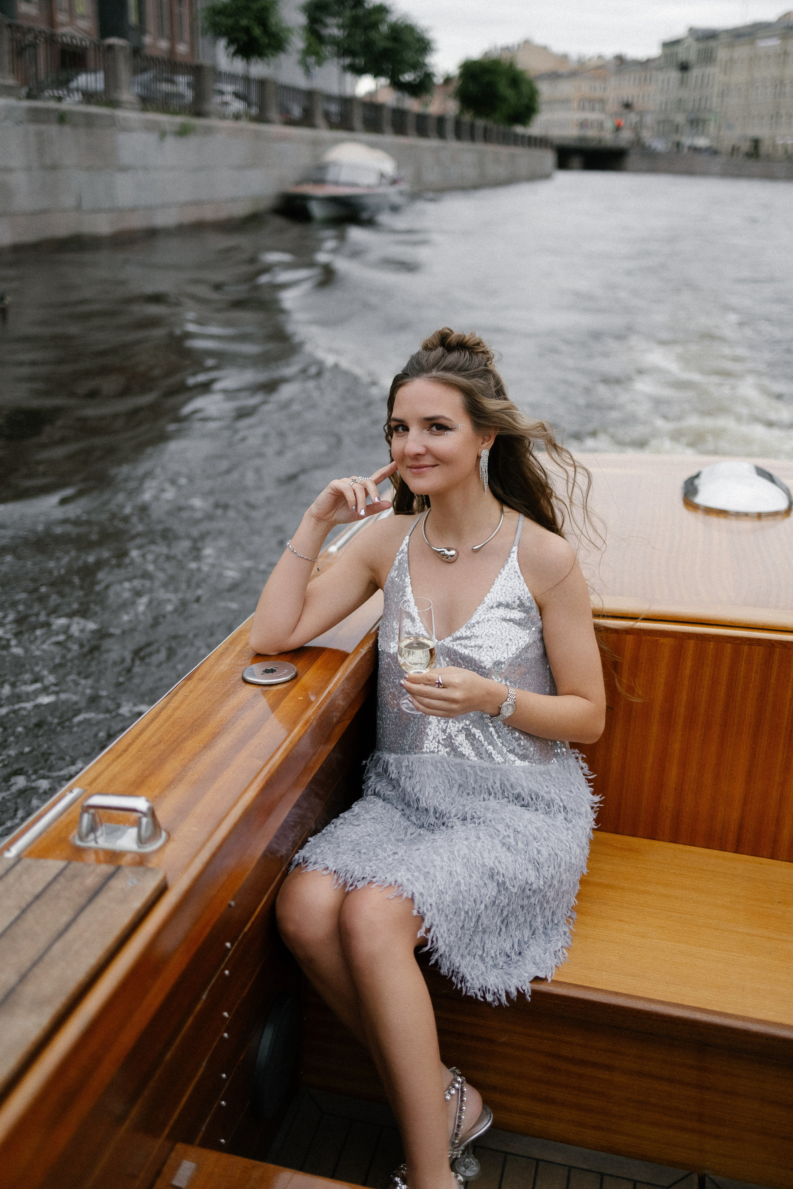 Прогулка на венецианском катере. Свадебный фотограф в Санкт-Петербурге Ксения Кобышева