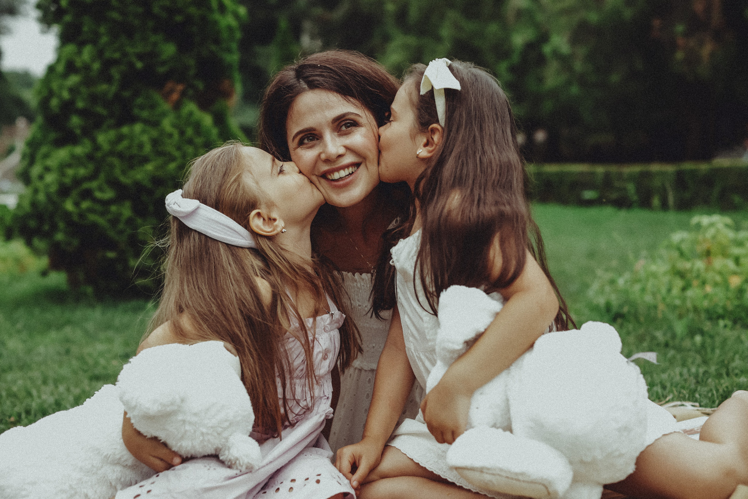 Летняя фотосессия в Ростовском парке. Аделина и Дарина. Omar Shapiev