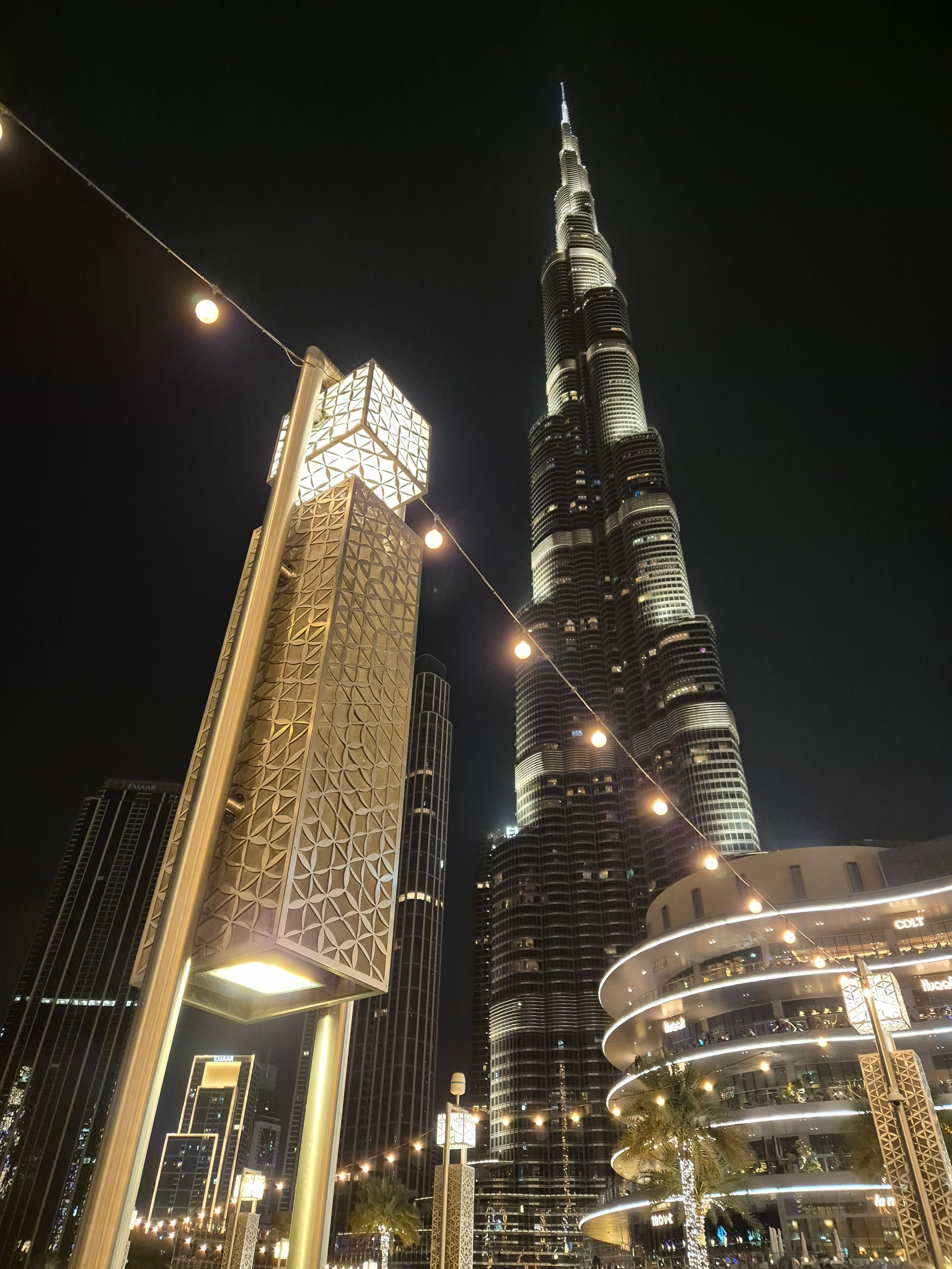 Гулять очень приятно, комфортно и безопасно. Рядом торговый центр с катком :)