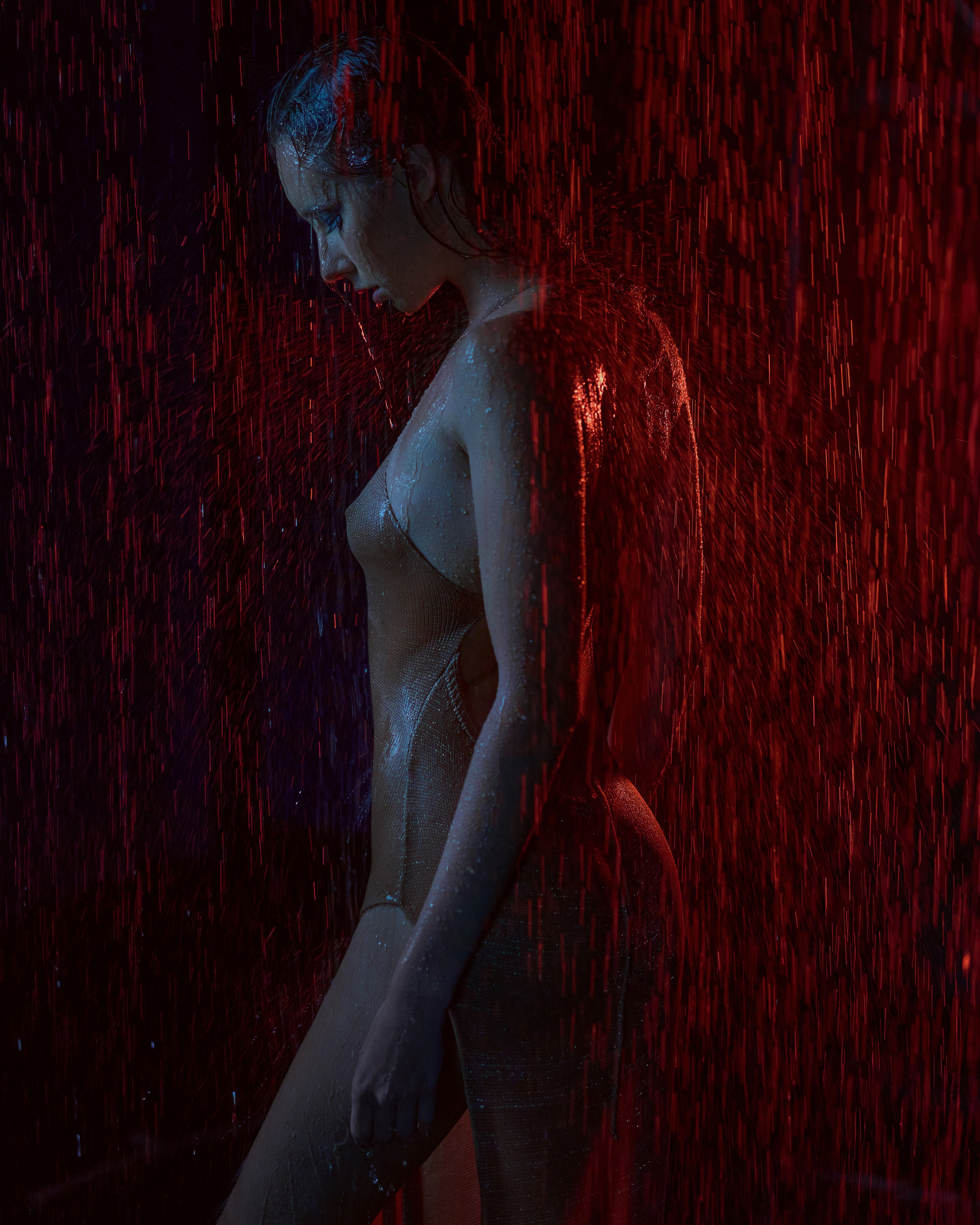 Аквафотосессия на черном фоне