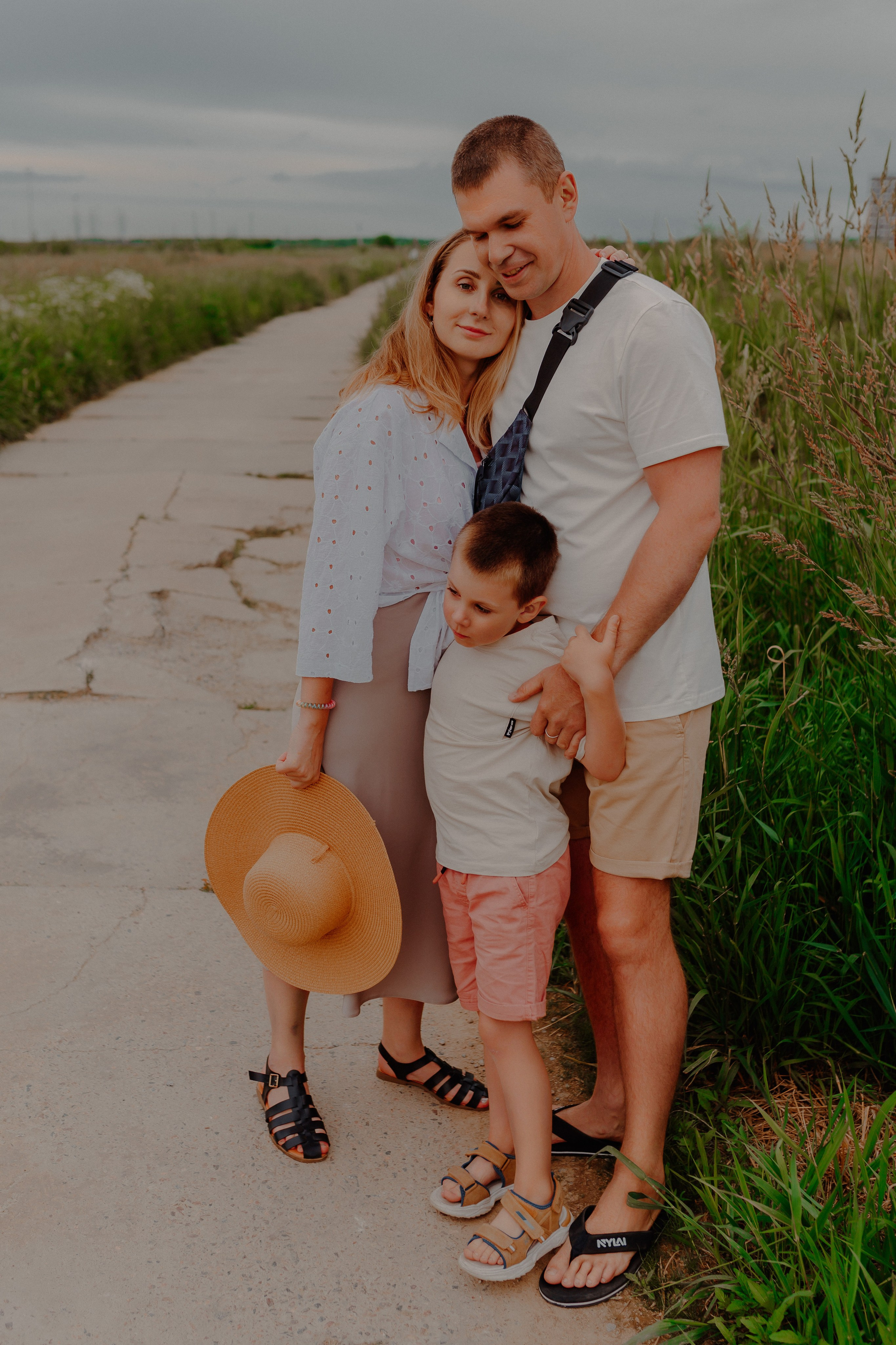 Семейная прогулка в родном Новоселье. Семейный и индивидуальный фотограф в Санкт-Петербурге Маргарита Щипкова