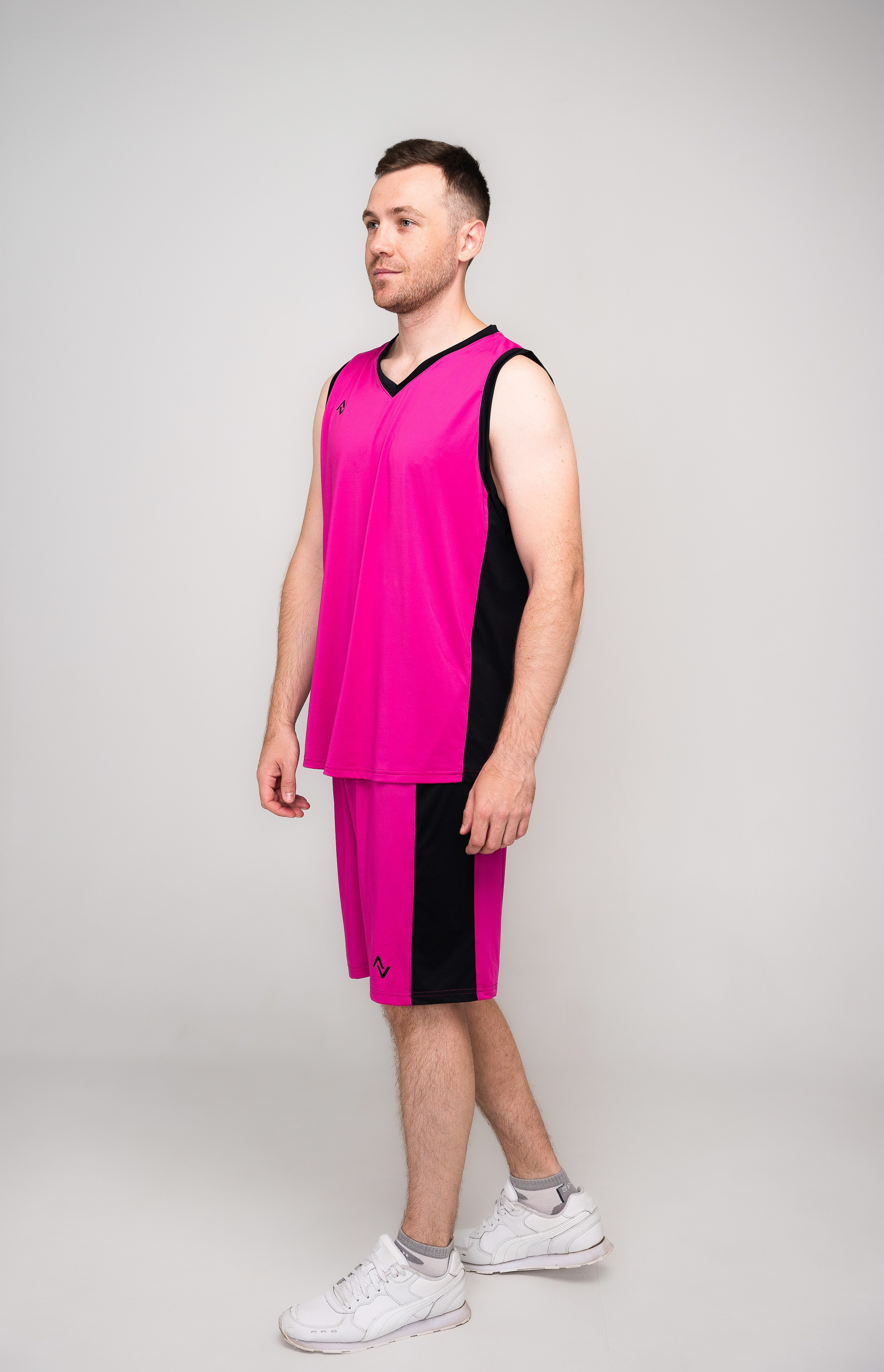 Парень в розовой спортивной майке и шортах