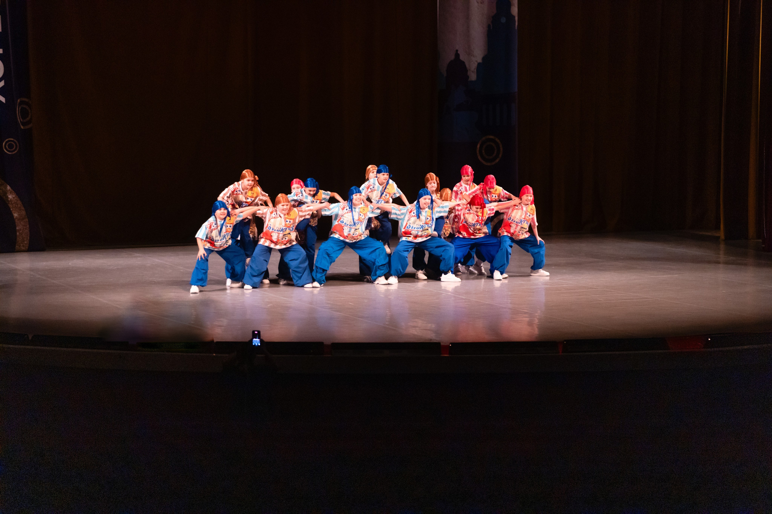 Сцена, заполненная участниками крупного ансамбля, вид сверху, Санкт-Петербург.