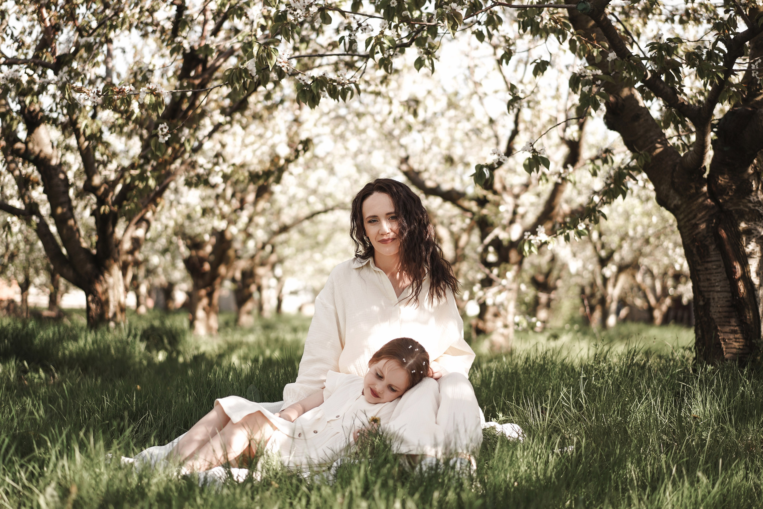 Семейная фотосессия на цветущих садах. Свадебный фотограф в Ростове-на-Дону. Таинство Крещения и Венчания, семейные фотосессии. Алёна Чёботова