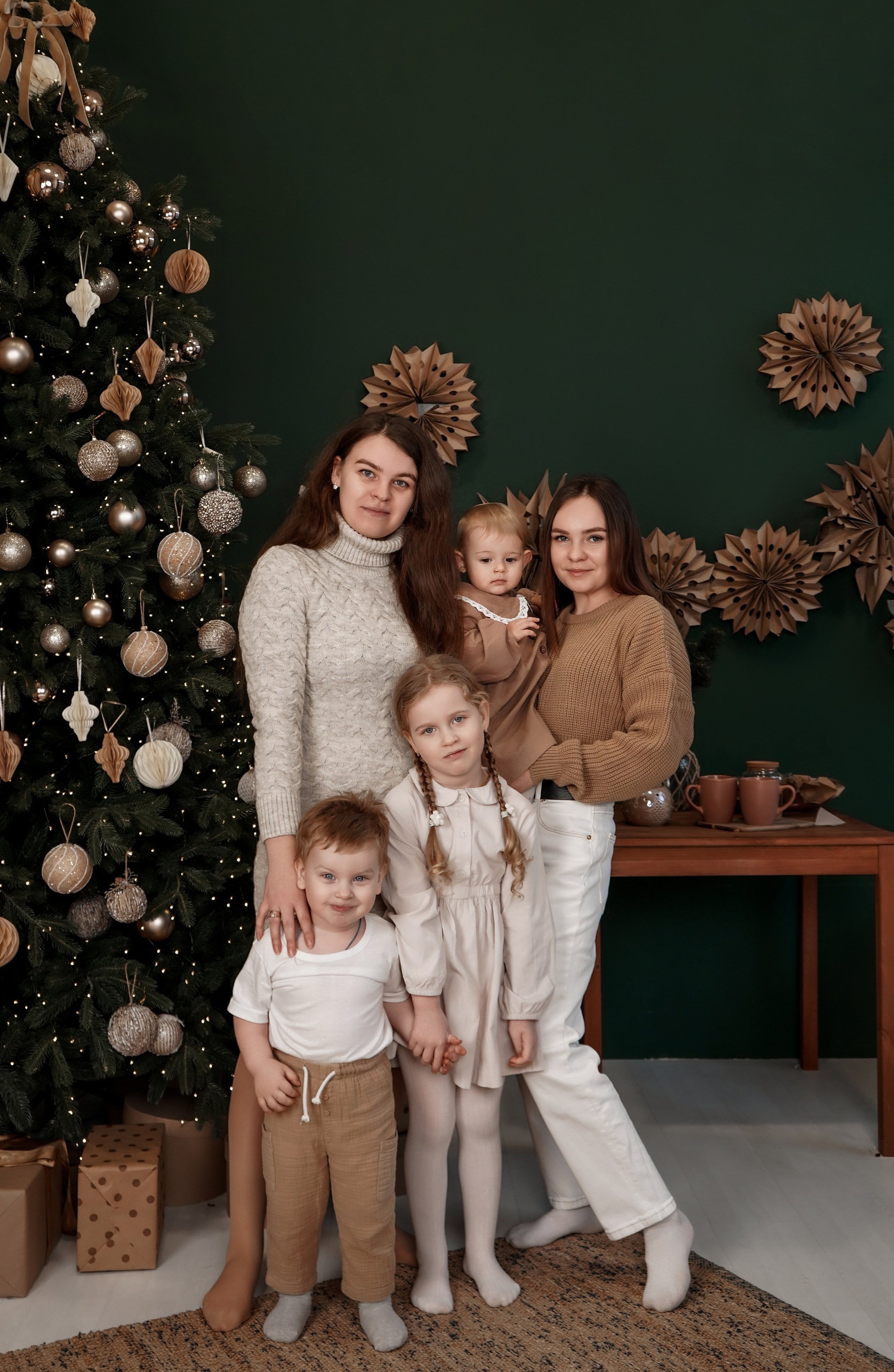 Новогодняя семейная фотосессия в фотостудии Рафинад. Фотограф Ростов-на-Дону и Новочеркасск. Свадебный фотограф в Ростове-на-Дону. Таинство Крещения и Венчания, семейные фотосессии. Алёна Чёботова