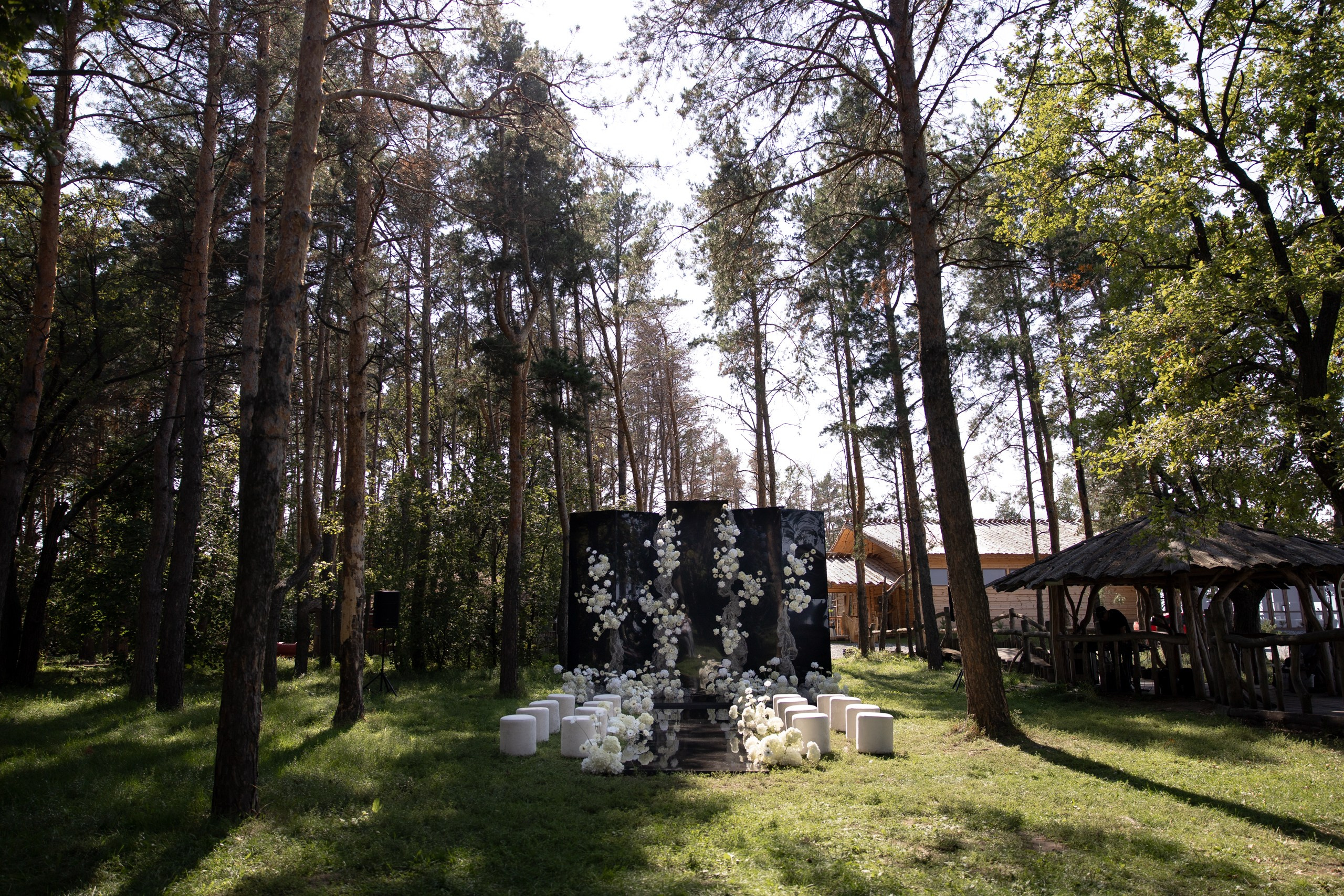 Здравствуйте! Я свадебный фотограф из Ульяновска, работаю в том числе по всей России и с выездом за границу. Снимаю свадьбы, lovestory, корпоративы, светский репортаж. Провожу обучение по фотографии, мастер-классы и воркшопы для других фотографов.