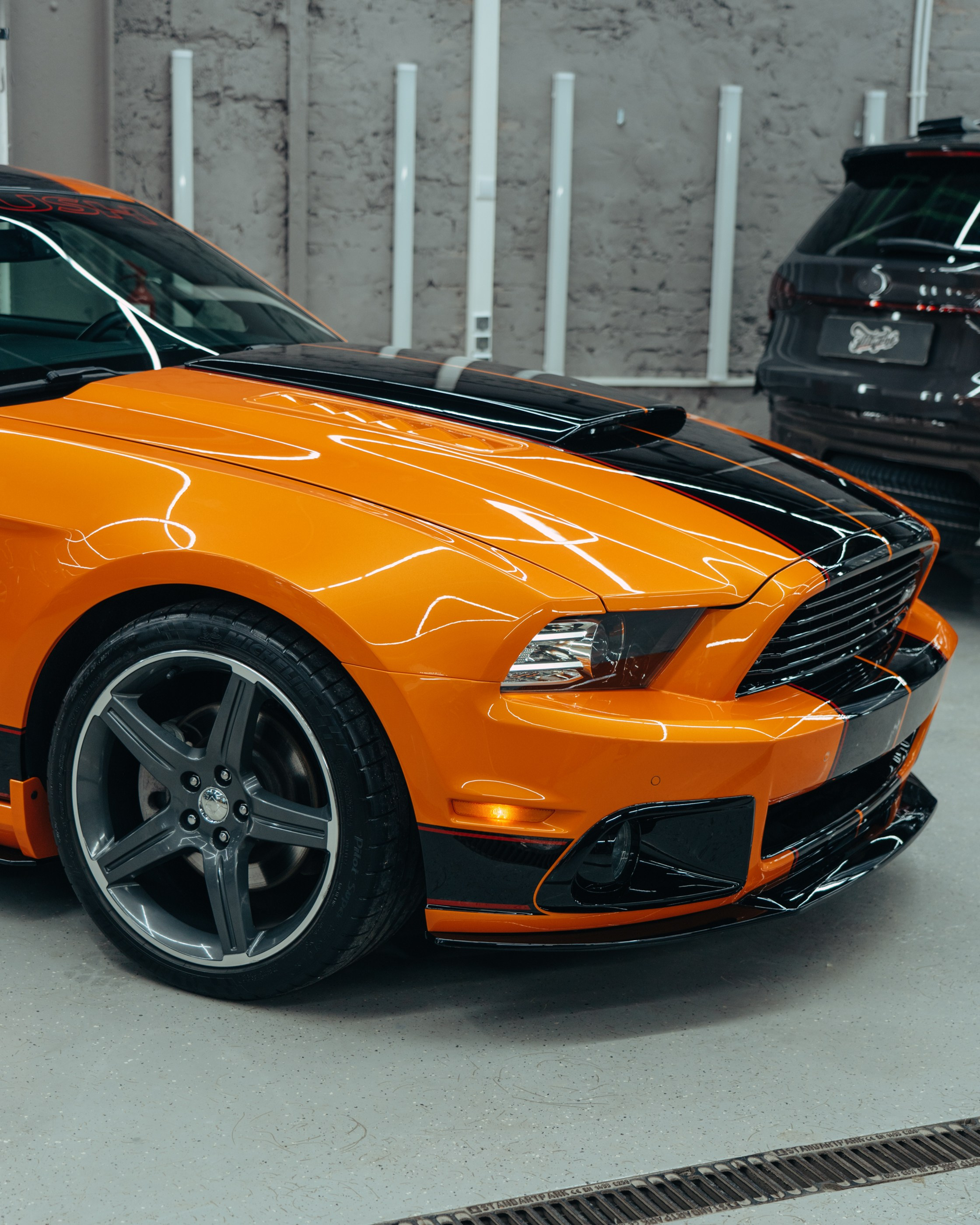 Ford Mustang Roush оранжевый окрас кузова и выкрас полос. DeLorein
