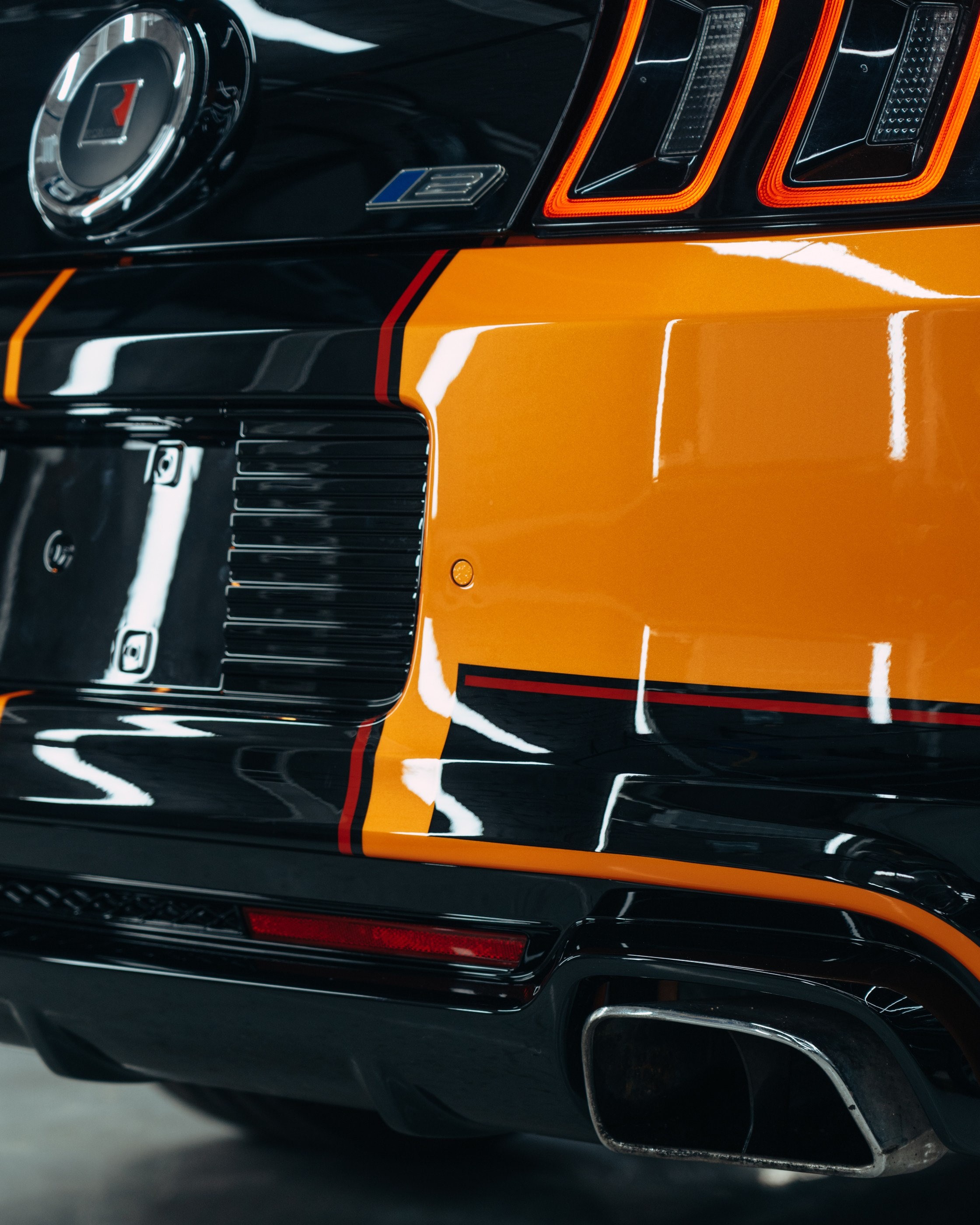 Ford Mustang Roush оранжевый окрас кузова и выкрас полос. DeLorein