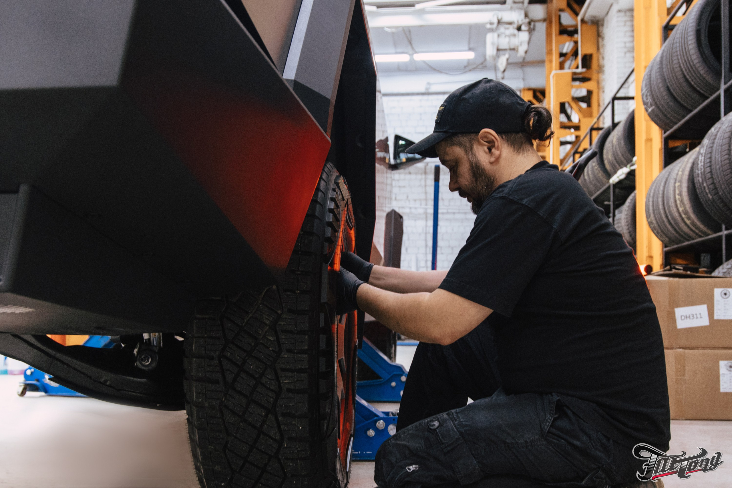 Tesla Cybertruck шиномонтаж в Fattony. DeLorein