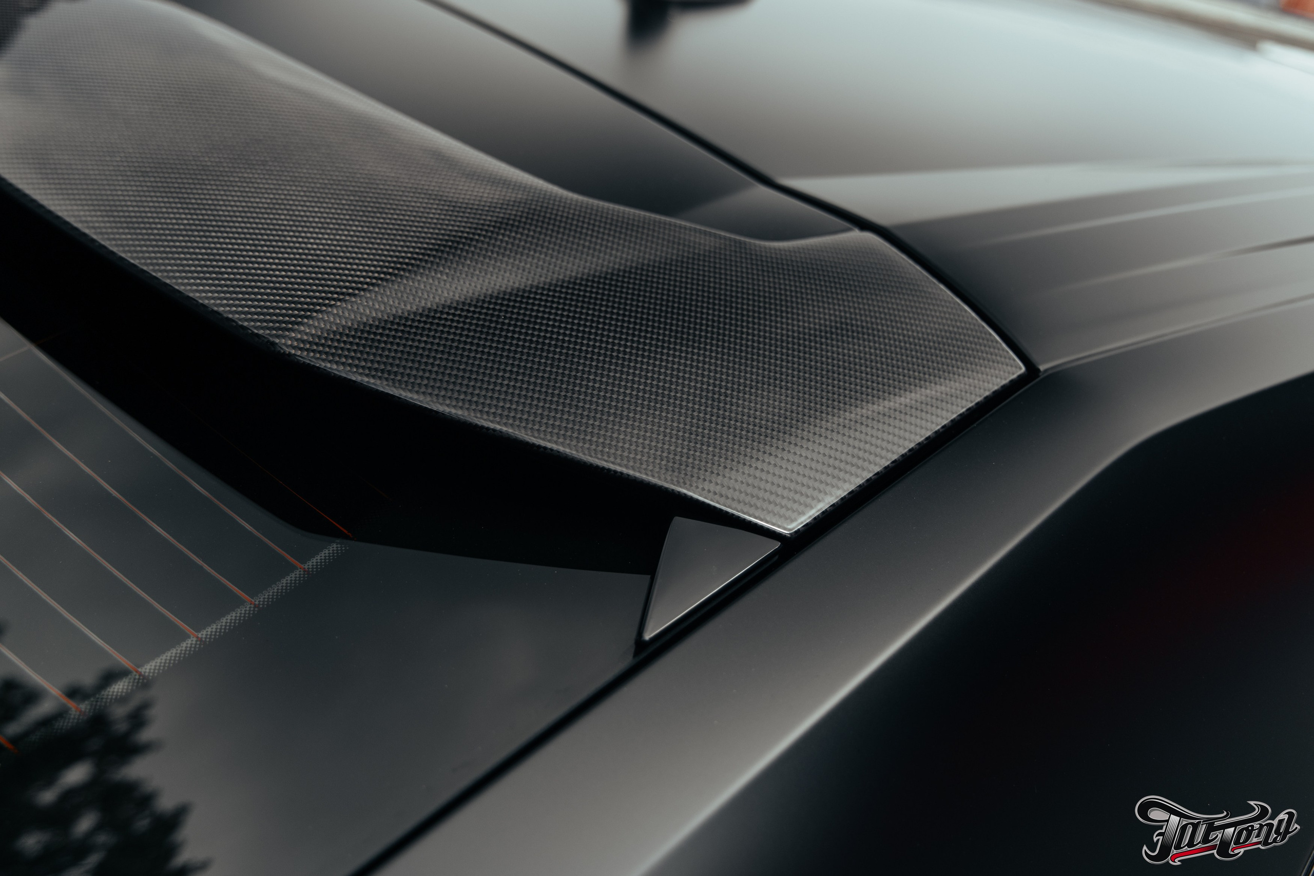 Lamborghini Urus ламинация карбоном вставок в капот, спойлеров, крышки багажника и зеркал. DeLorein