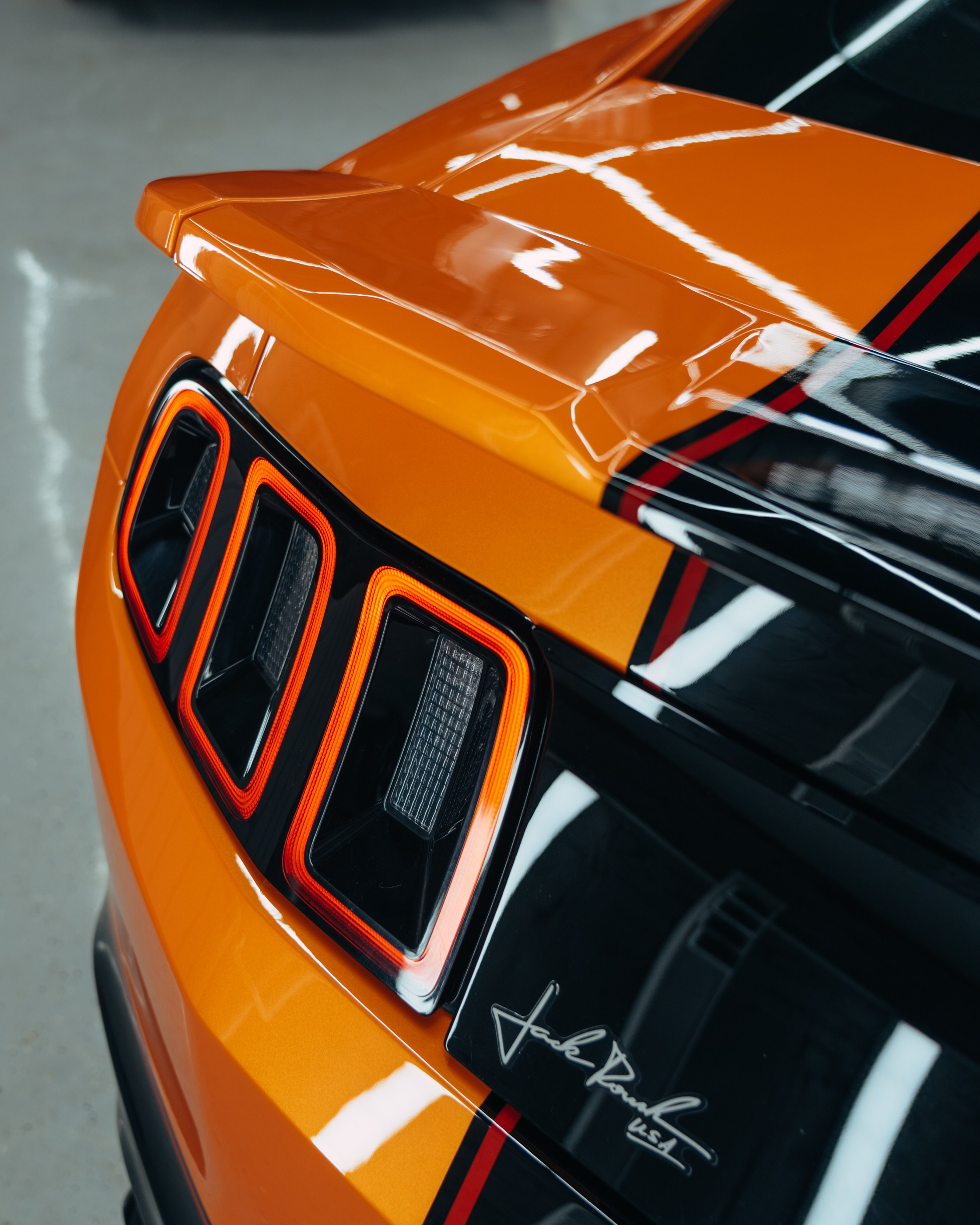 Ford Mustang Roush оранжевый окрас кузова и выкрас полос. DeLorein