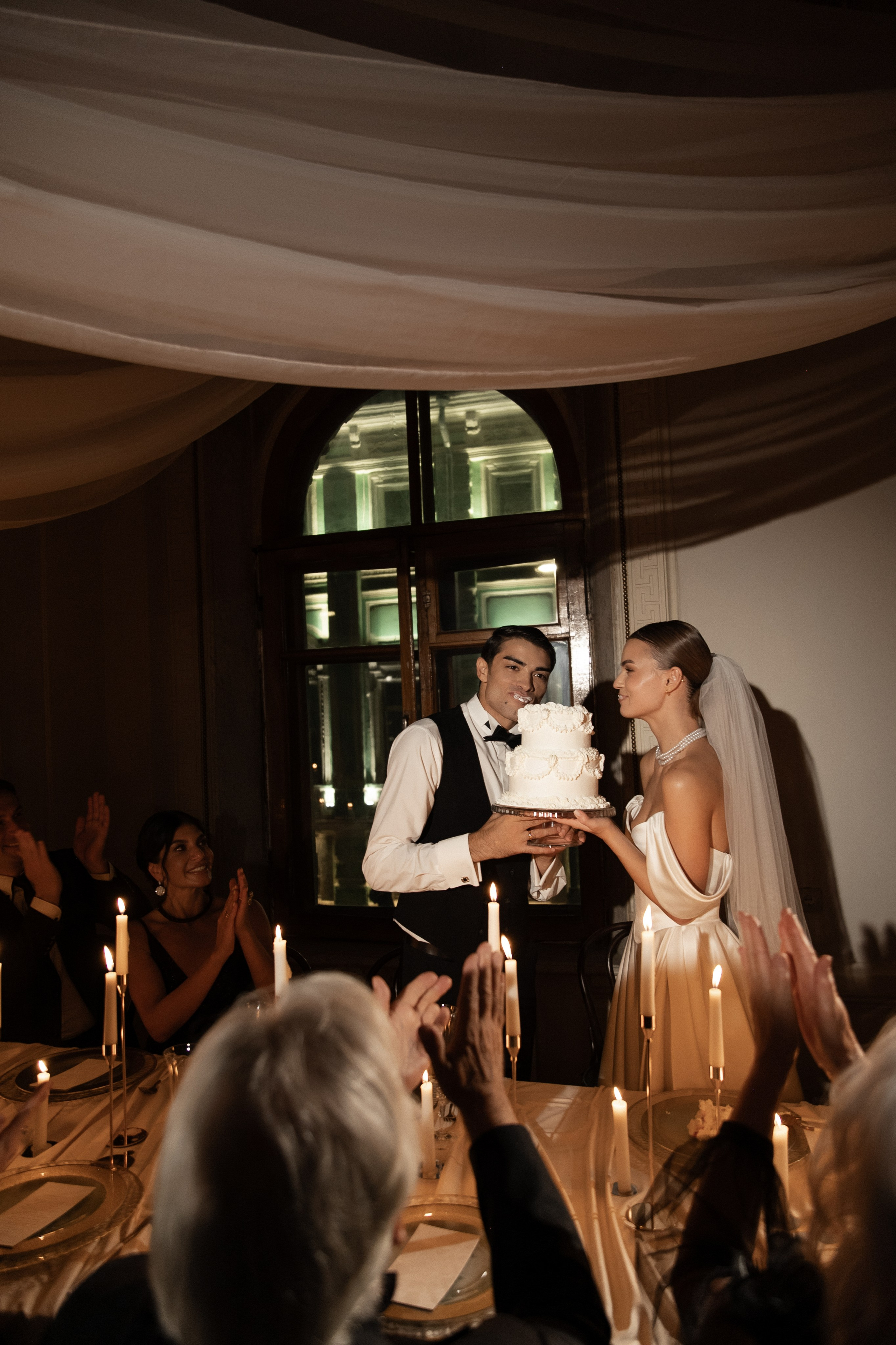 Камерный свадебный ужин при свечах в старинном особняке в фотостудии 21. Kult. Ярослава Ерина — свадебный фотограф в Москве