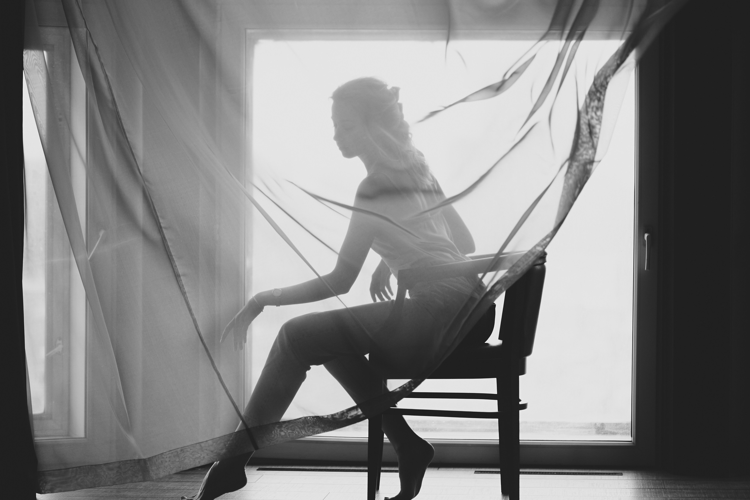 Черно-белая фотосессия в интерьерной студии для Алины. Репортажный и женский фотограф в Новосибирске