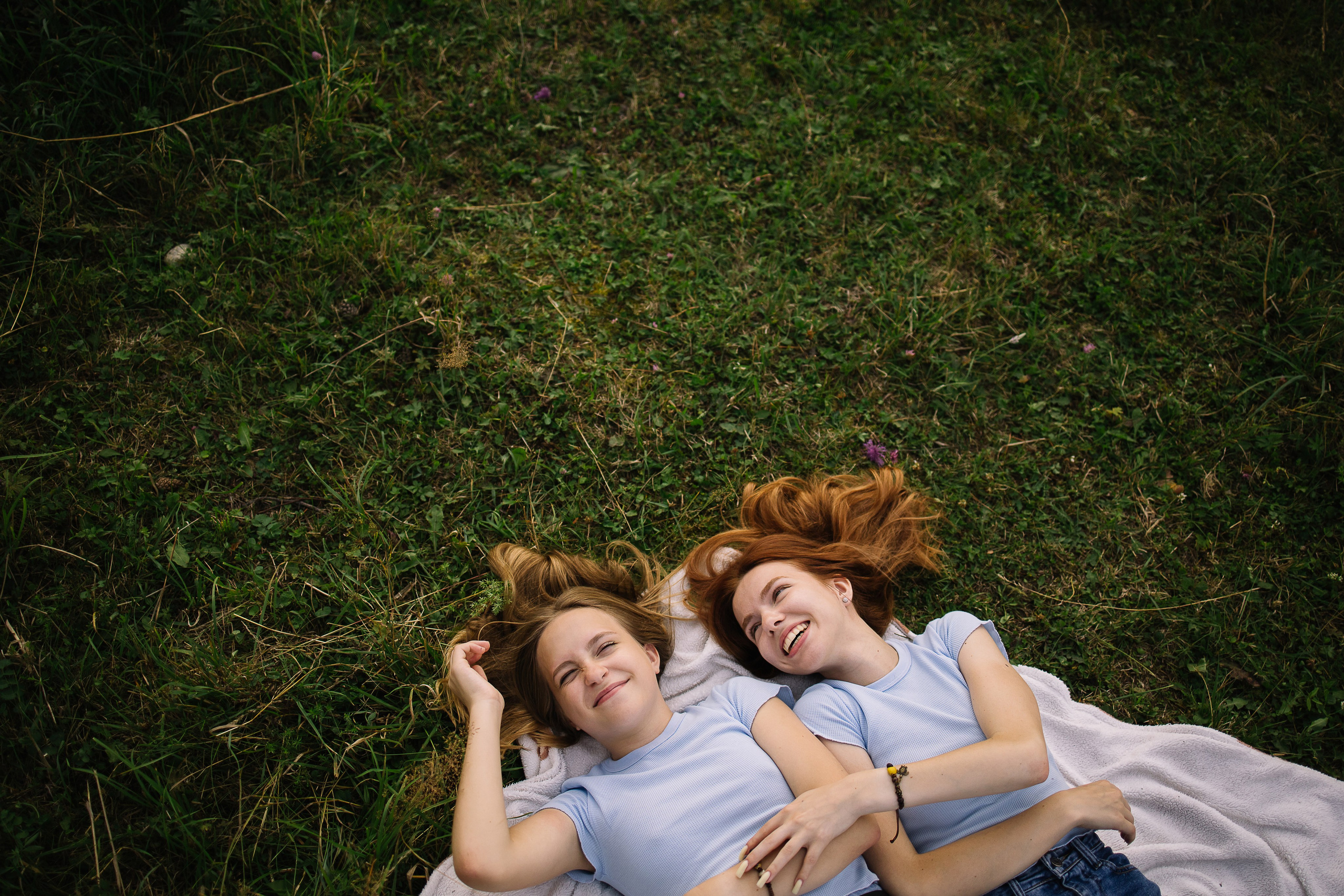Фотосессия с сестрой загородом в поле. Семейный фотограф в Томске Максимова Екатерина
