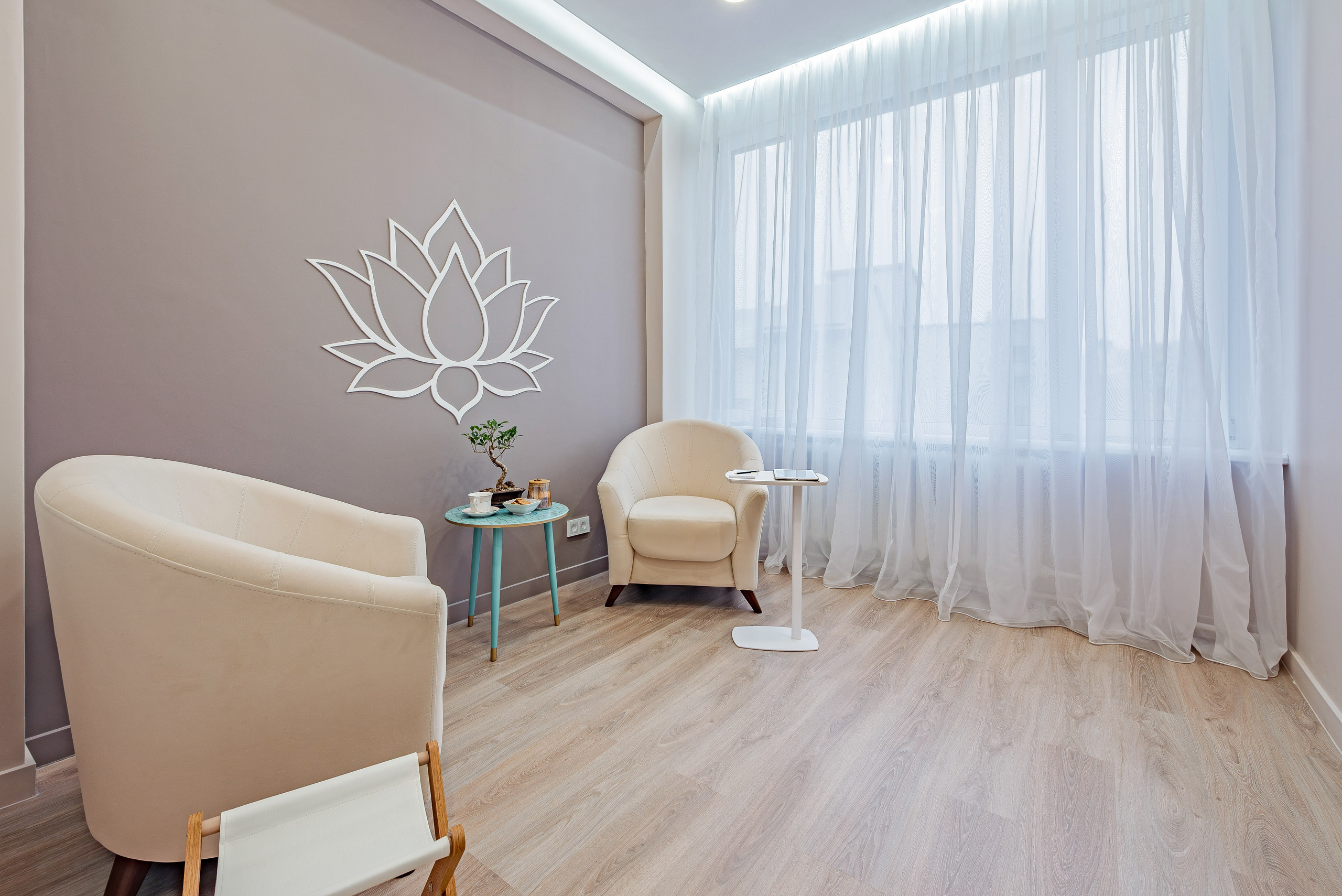 Профессиональная интерьерная фотосъемка кабинета психолога в Москве, в светлых тонах