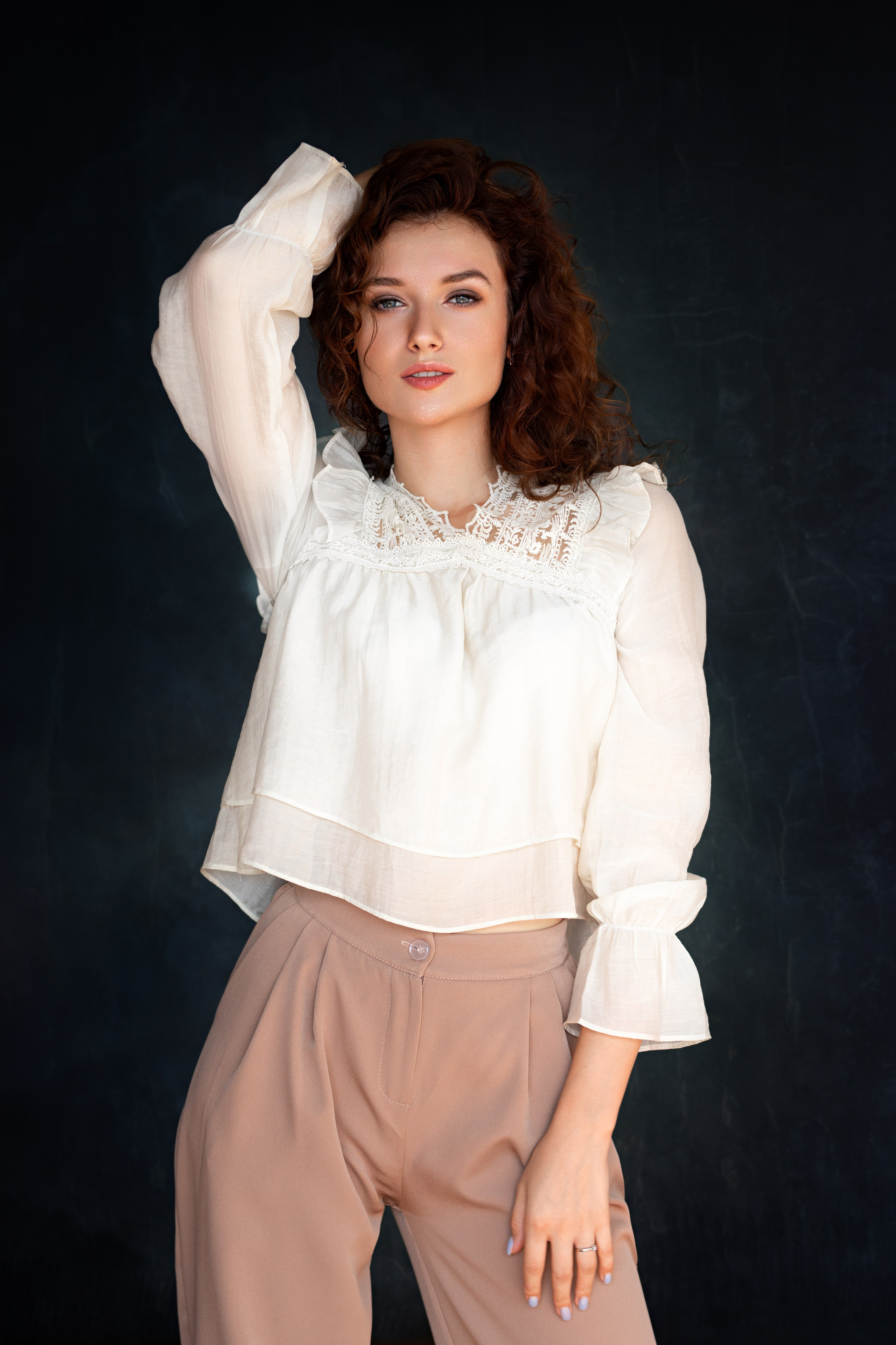 Фотосет с Анастасией в студии с минимальным интерьером в формате для «себя»