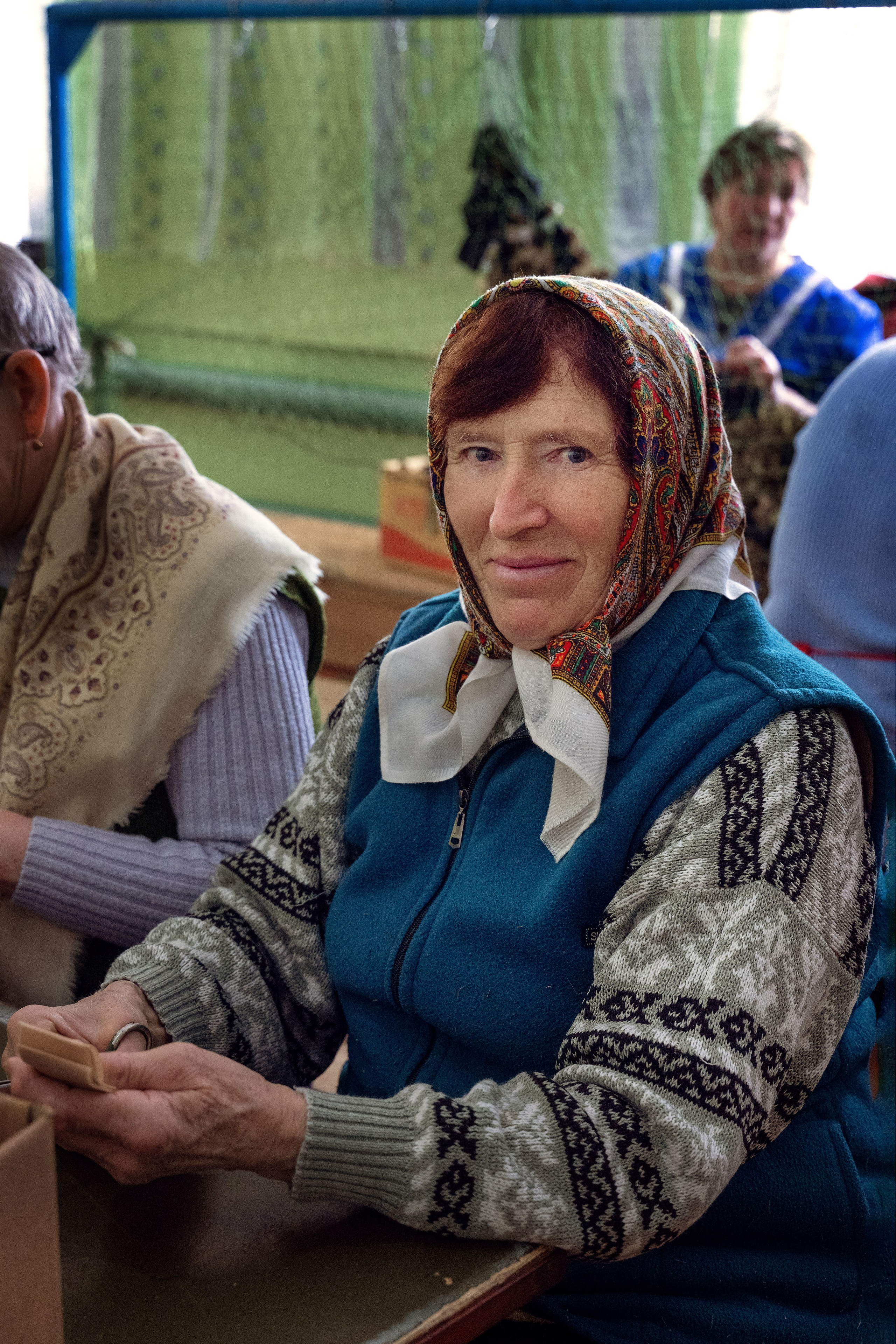 Современные труженницы тыла-женщины в плетут маскировочные сети. Главная