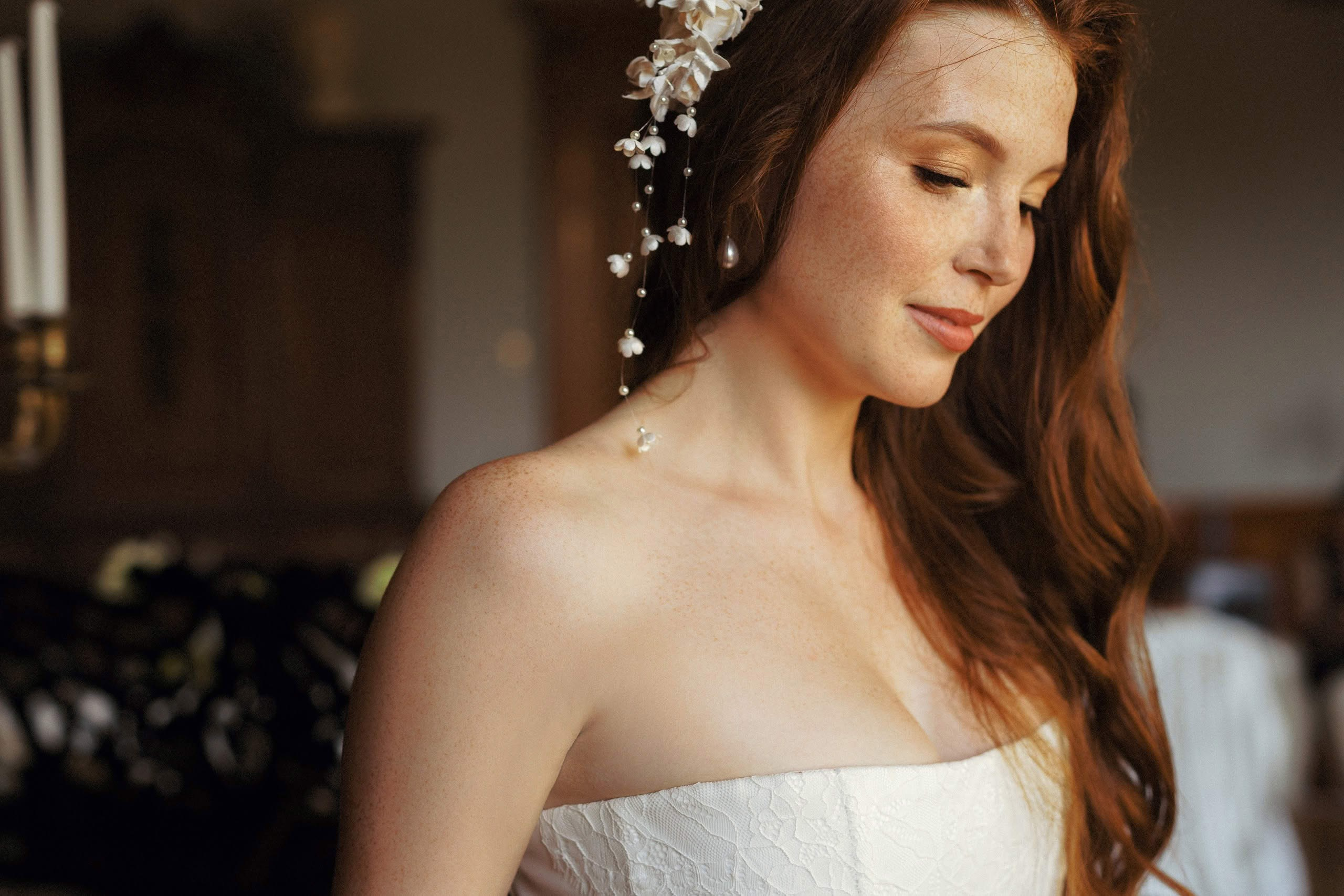утро невесты портрет невесты украшения сборы невесты крупный план