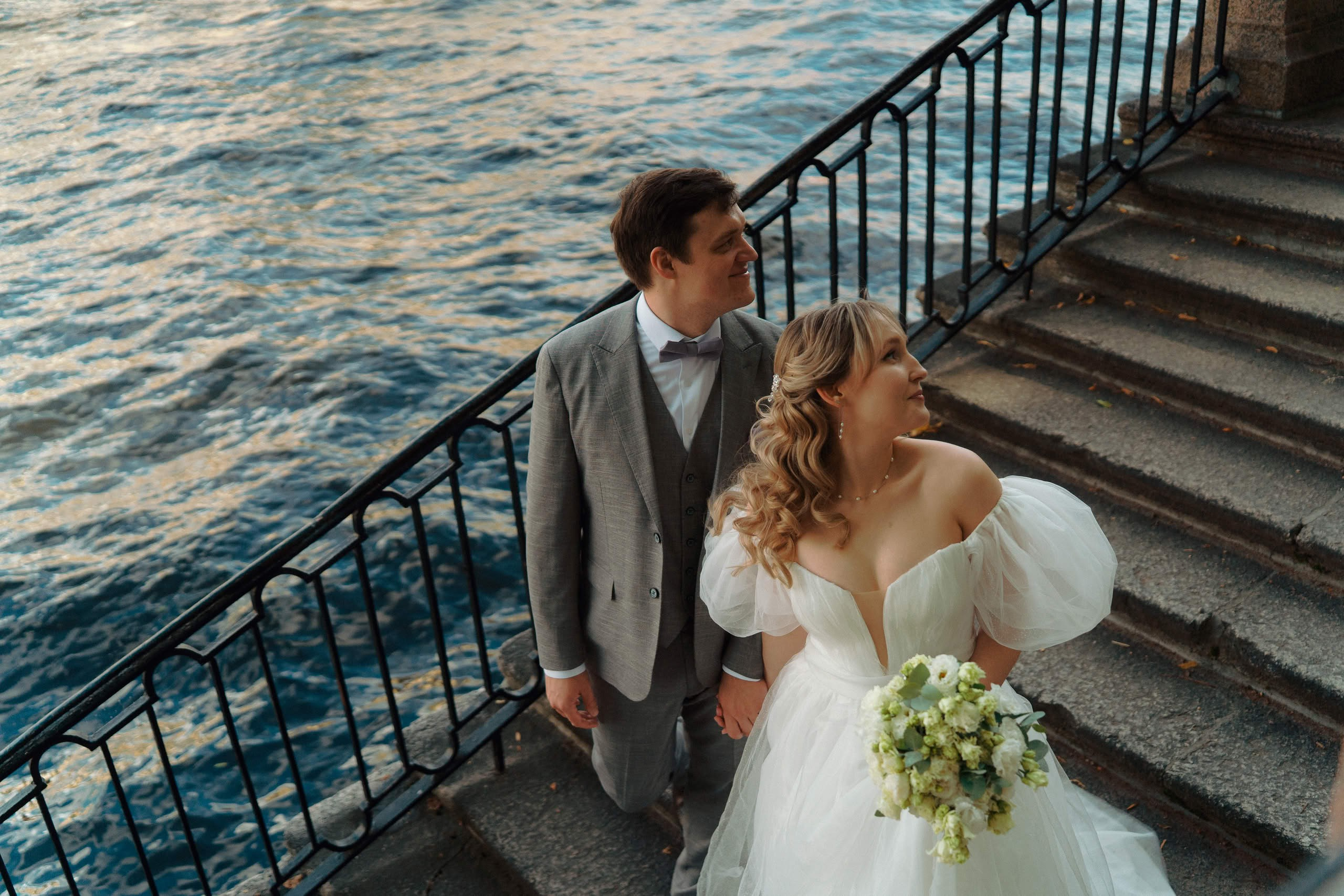 Жених и невеста у воды на лестнице Фонтанки