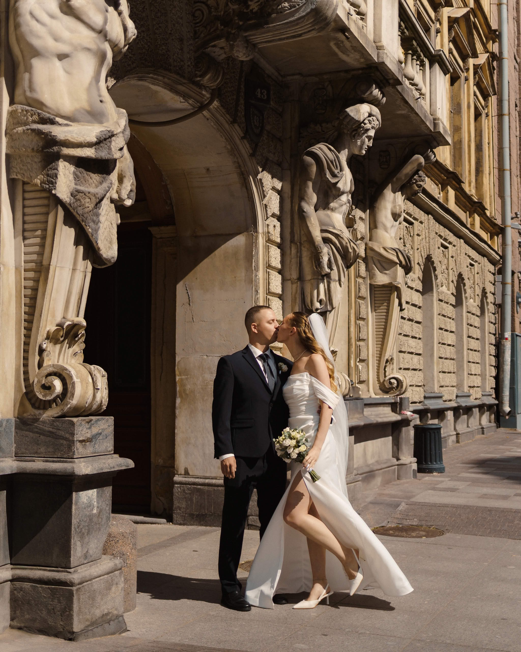 Свадебная пара у фасада здания рядом с Исаакиевским собором