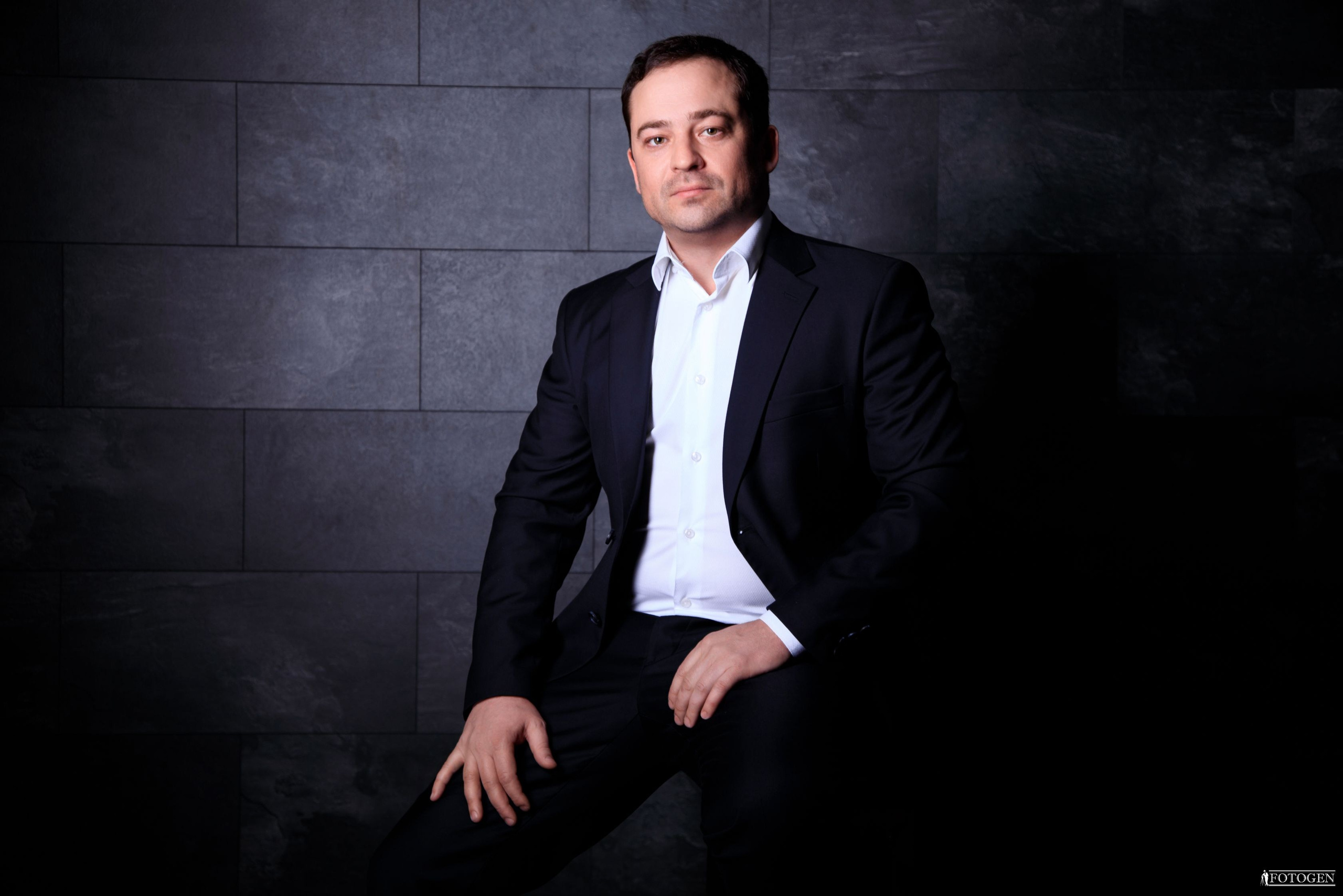 Профессиональная мужская фотосессия в Fotogen: Ваша история в кадре. Интерьерная фотостудия FOTOGEN г. Краснодар