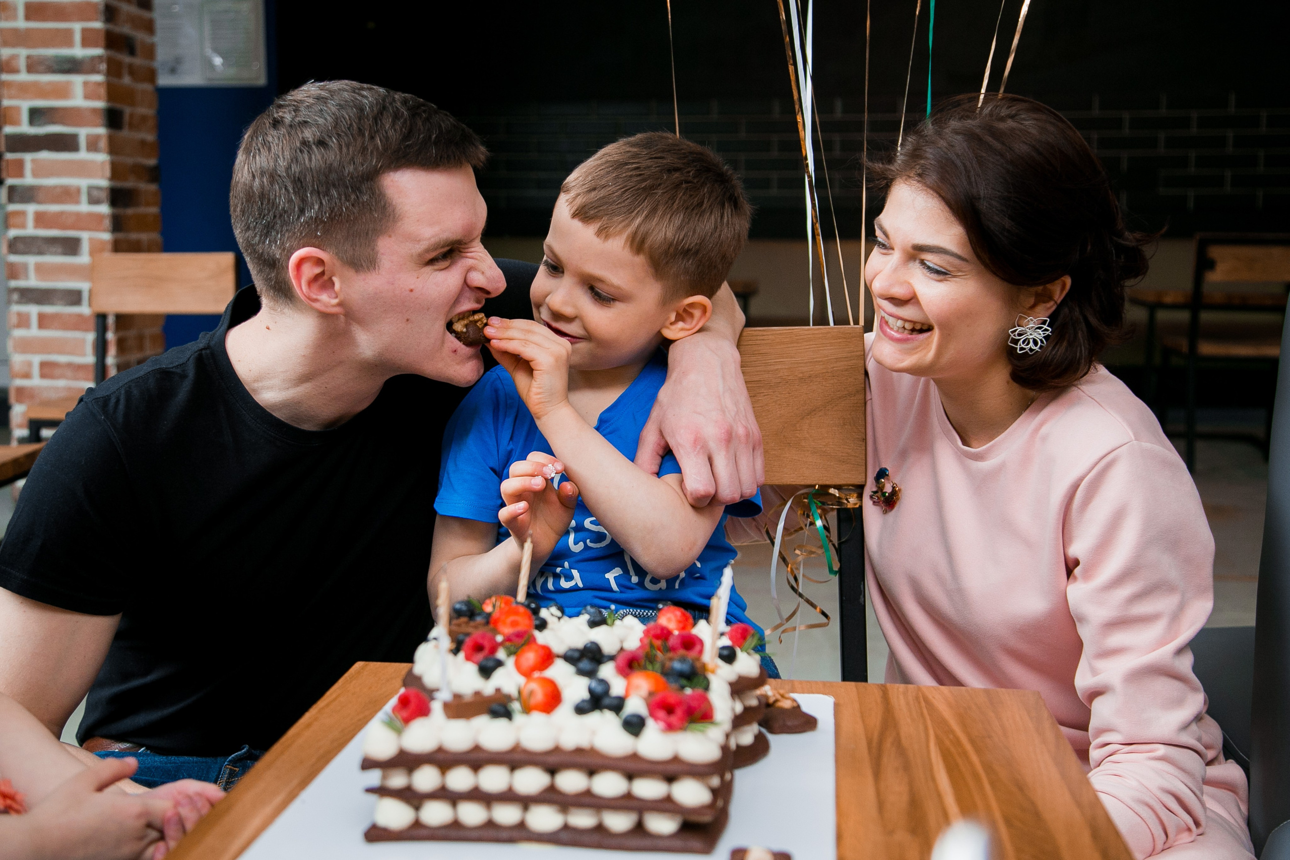 Фотосъемка детского Дня рождения на скалодроме. Репортажный фотограф Борис Геер