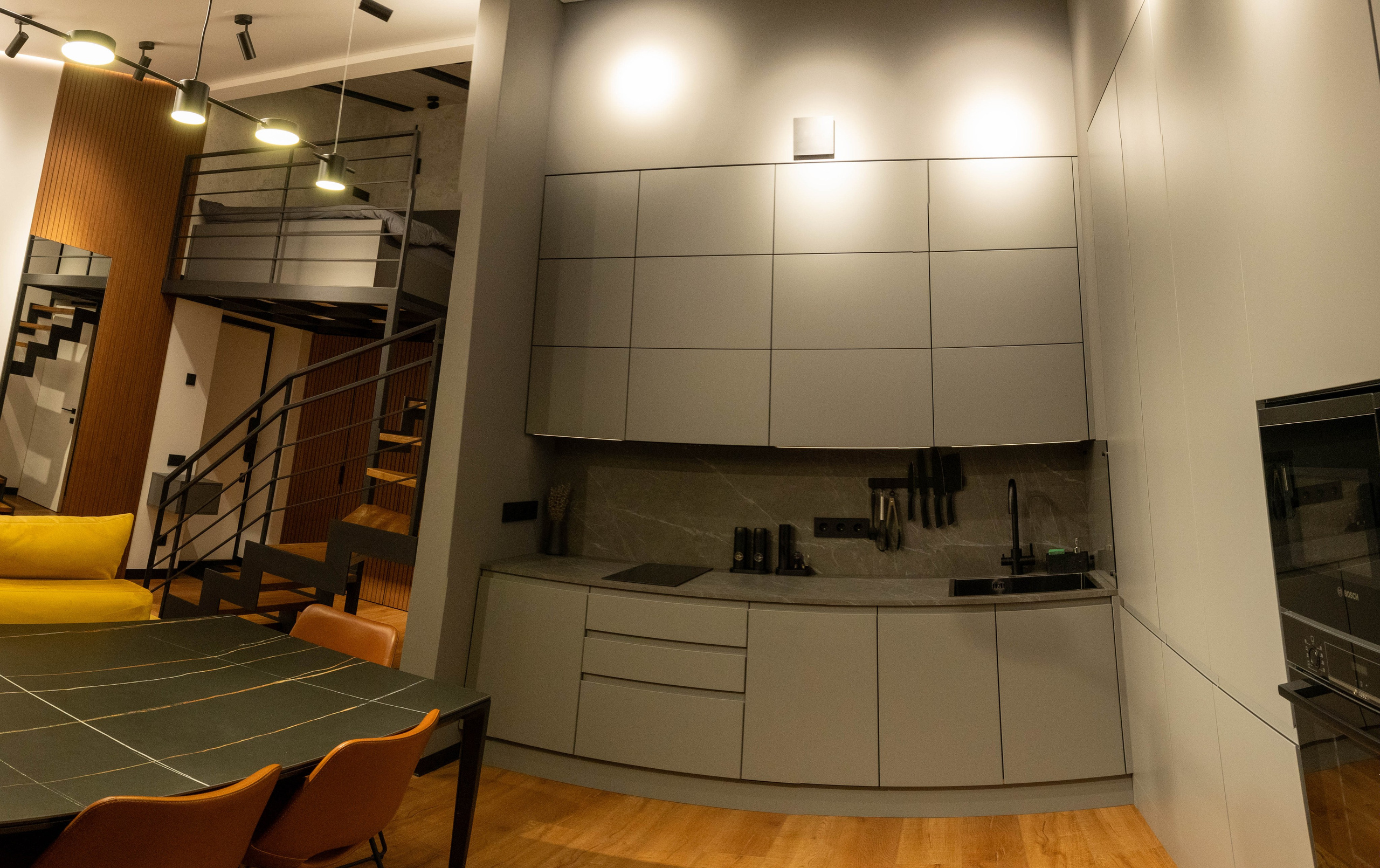 The apartment is on two levels. Fotograf Dmitrii Donets