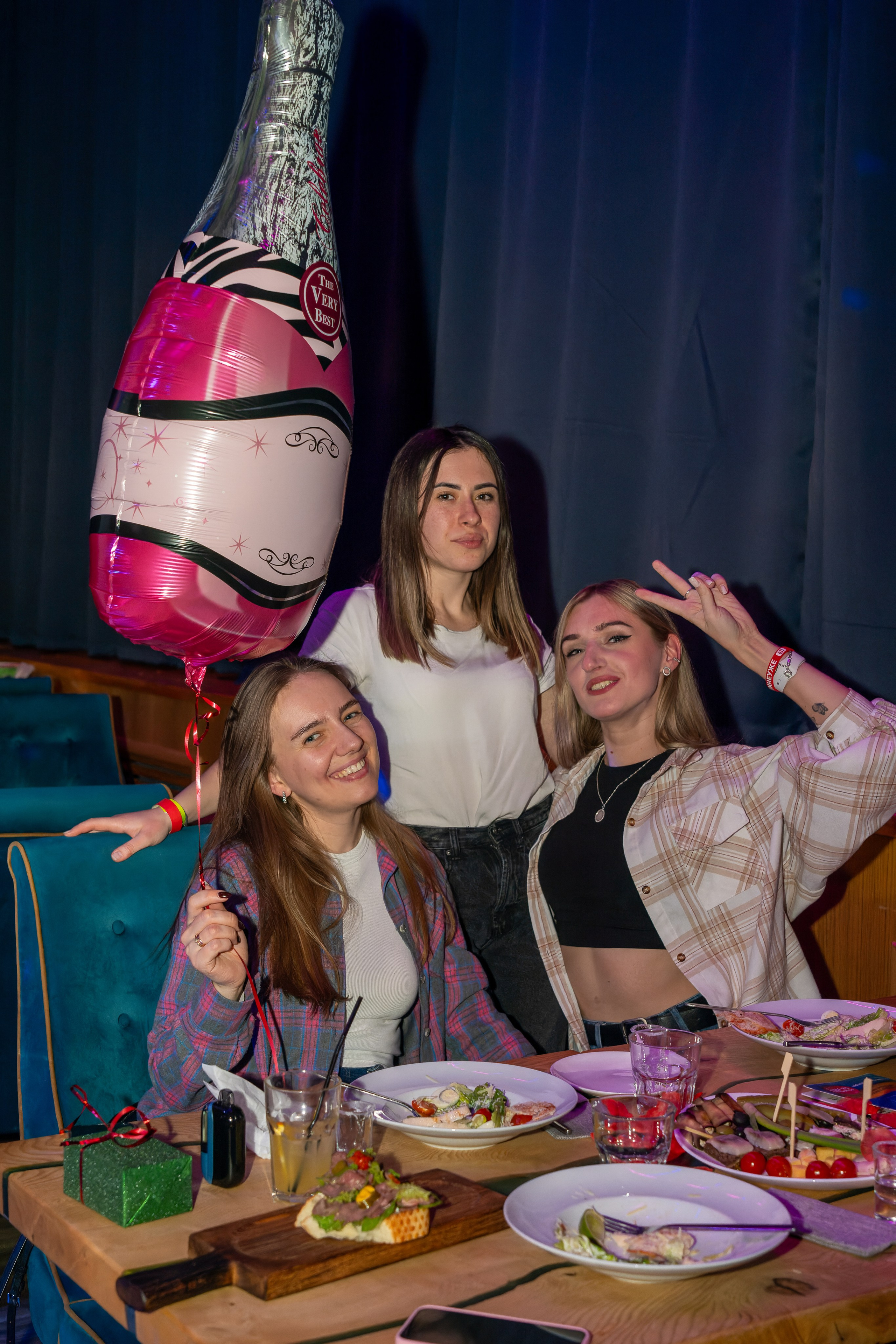 Съёмка в клубе, бар руки вверх, клубная фотосессия. «Студия DRONAVT`s» — видеосъёмка и фотография г. Москва