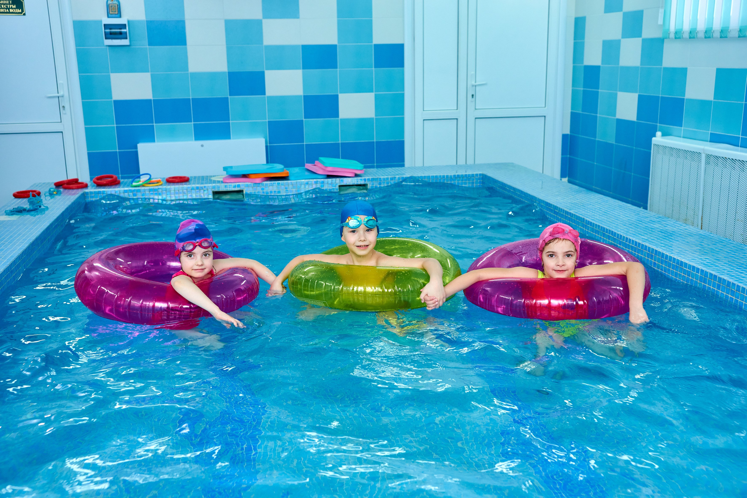 Занятие в бассейне. Childrenfoto.ru