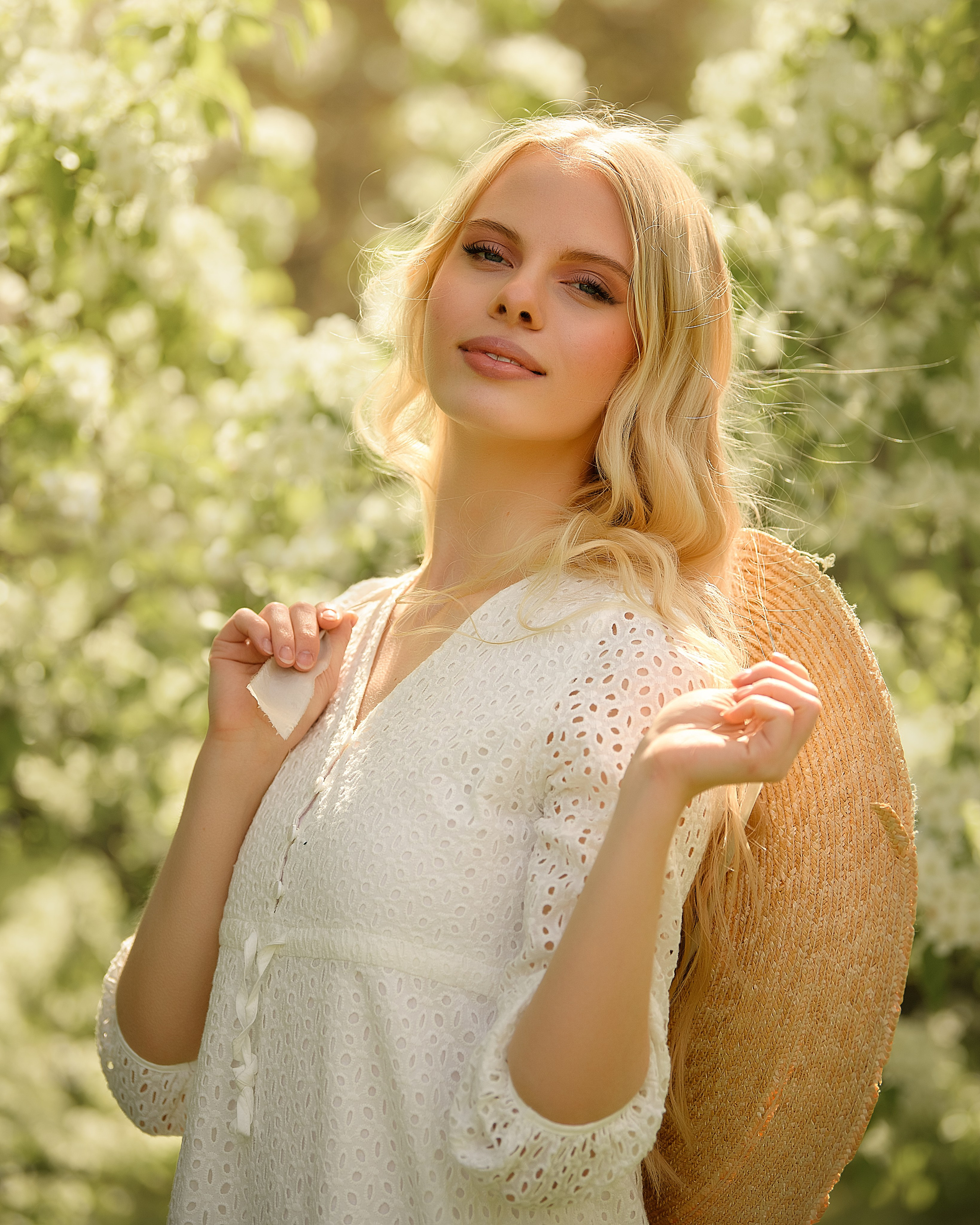 Фотосессия девушки в цветении в музее-заповеднике Коломенское. Женский фотограф в Москве Богдашкина Динара