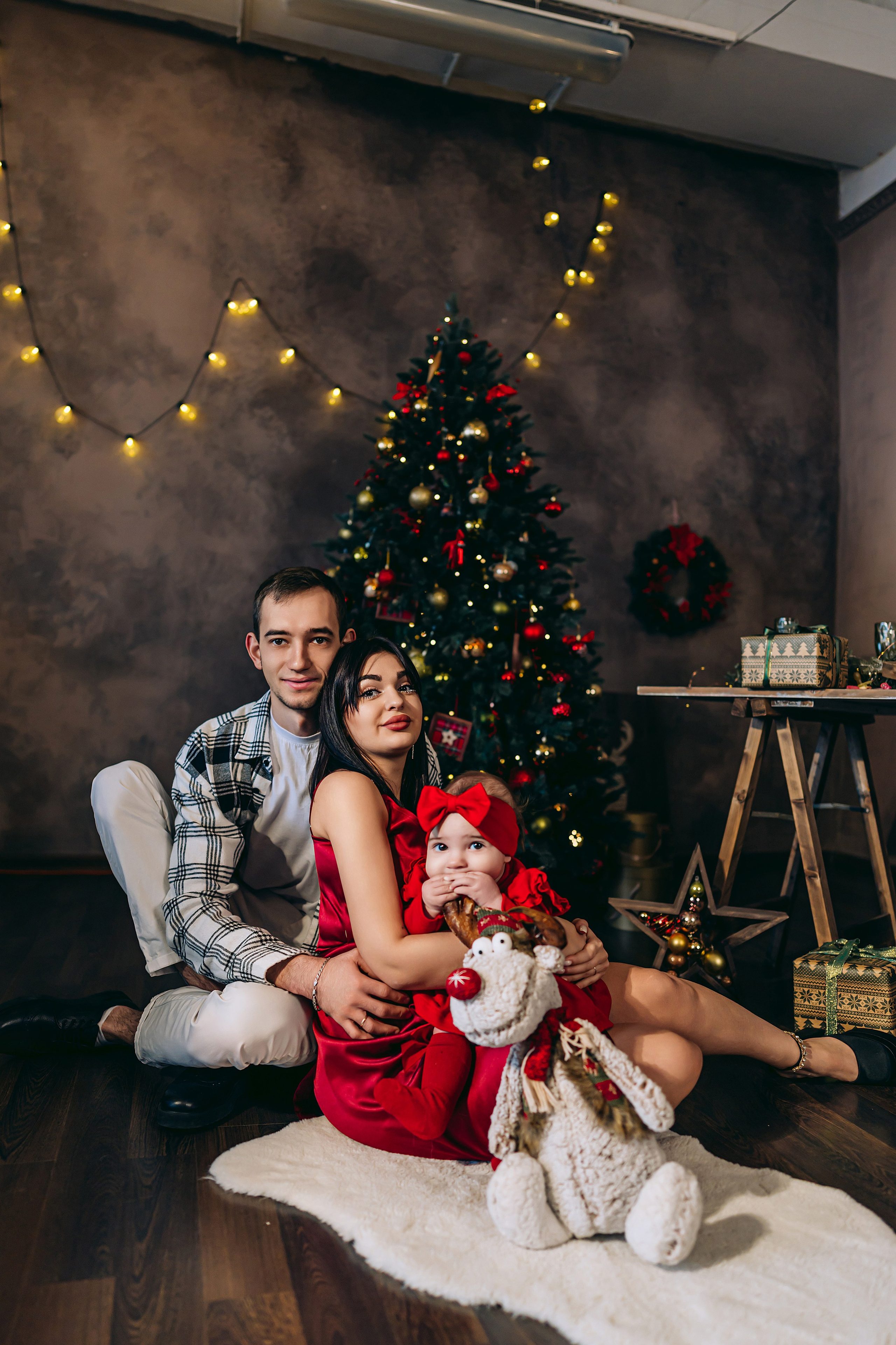 Семейная фотосессия в студии с ребенком