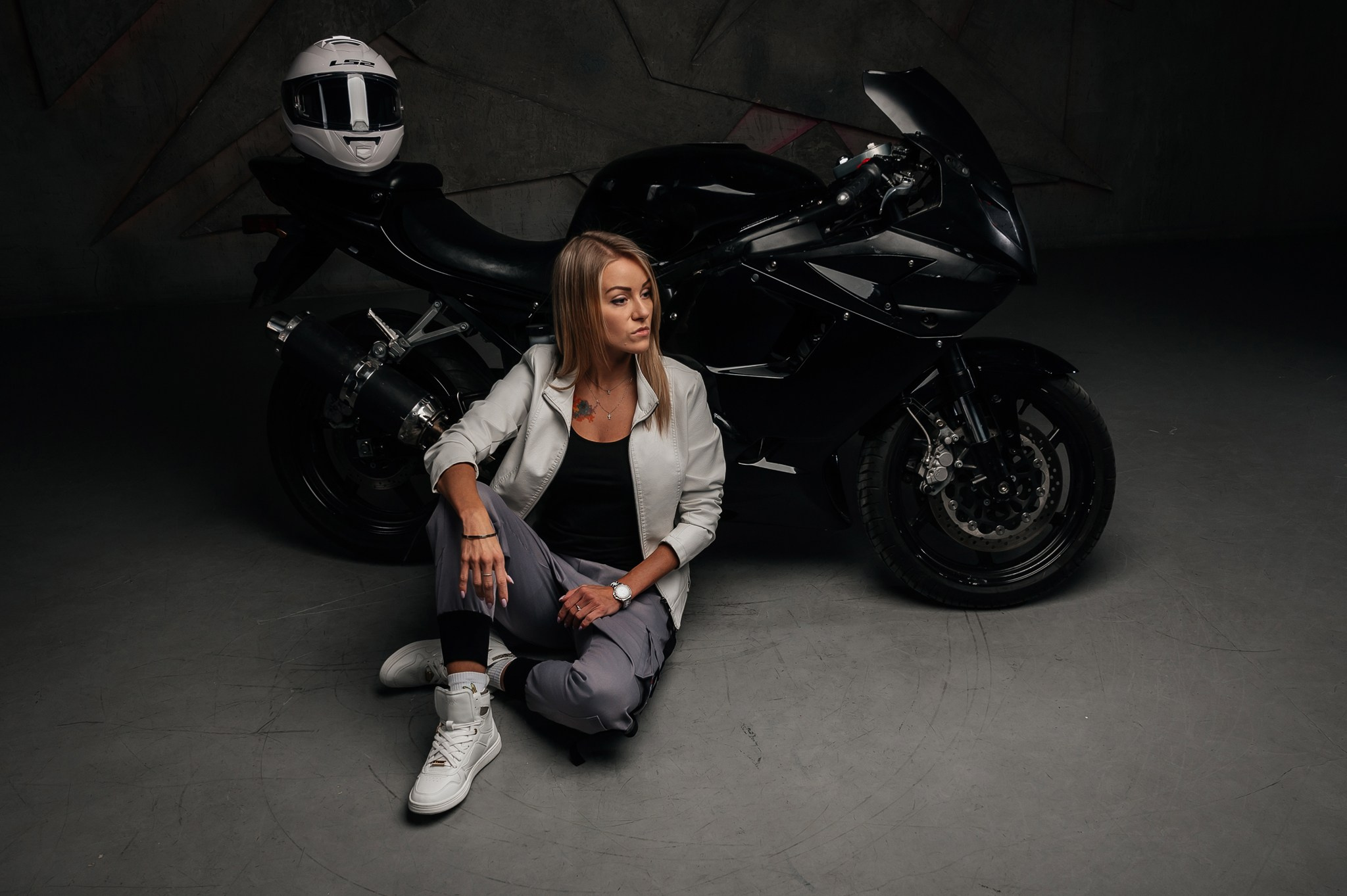 Девушка и мотоцикл. Свадебный и семейный фотограф из Санкт-Петербурга Климов Анатолий